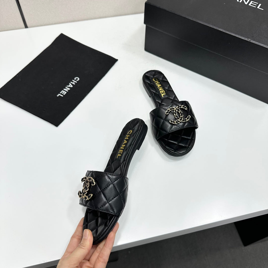 Chanel 26s Sandals In Black Quilted Leather