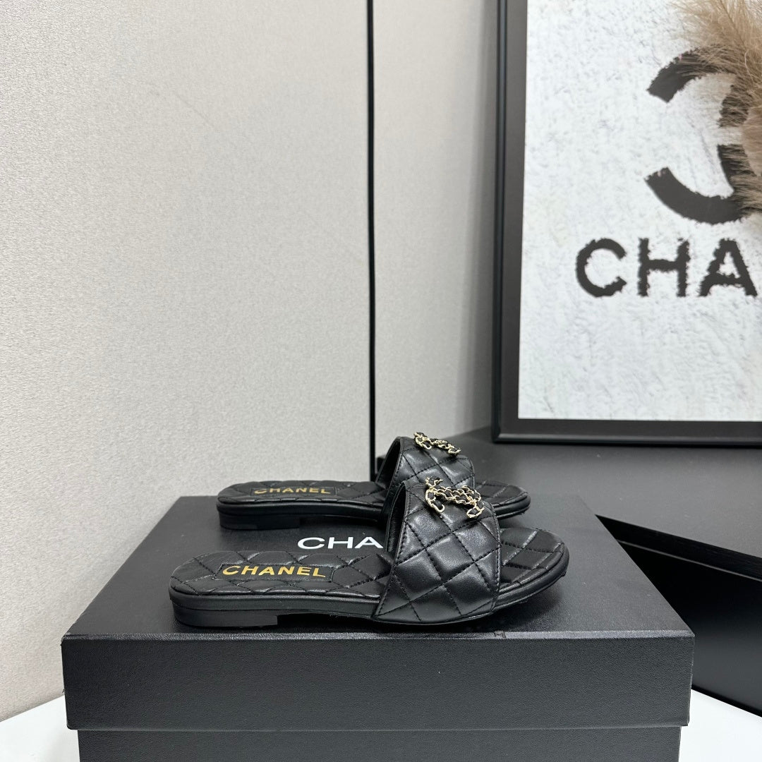 Chanel 26s Sandals In Black Quilted Leather