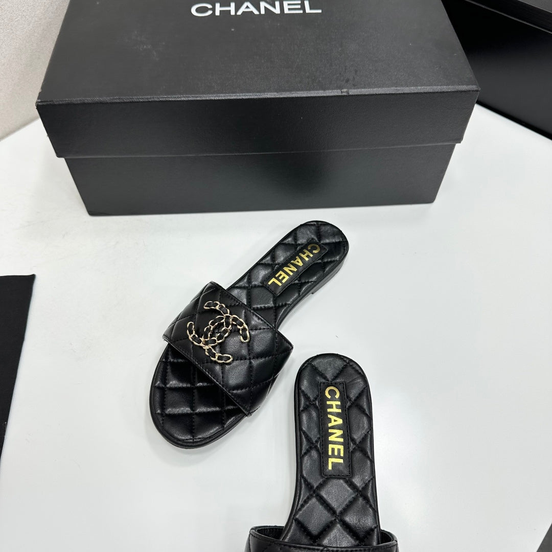 Chanel 26s Sandals In Black Quilted Leather
