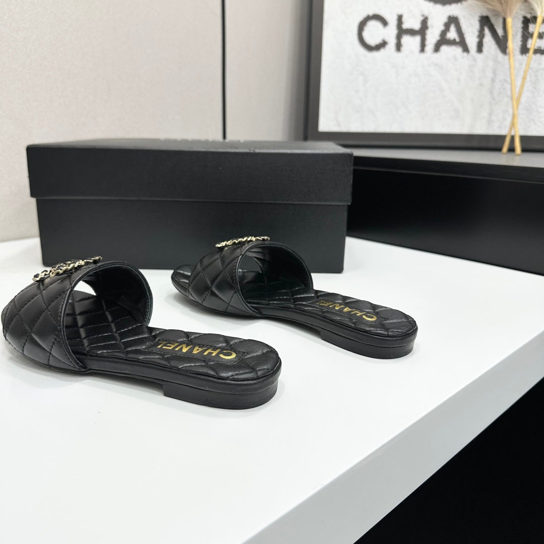 Chanel 26s Sandals In Black Quilted Leather