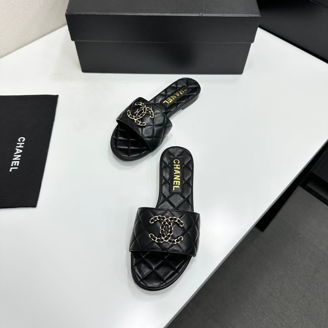 Chanel 26s Sandals In Black Quilted Leather
