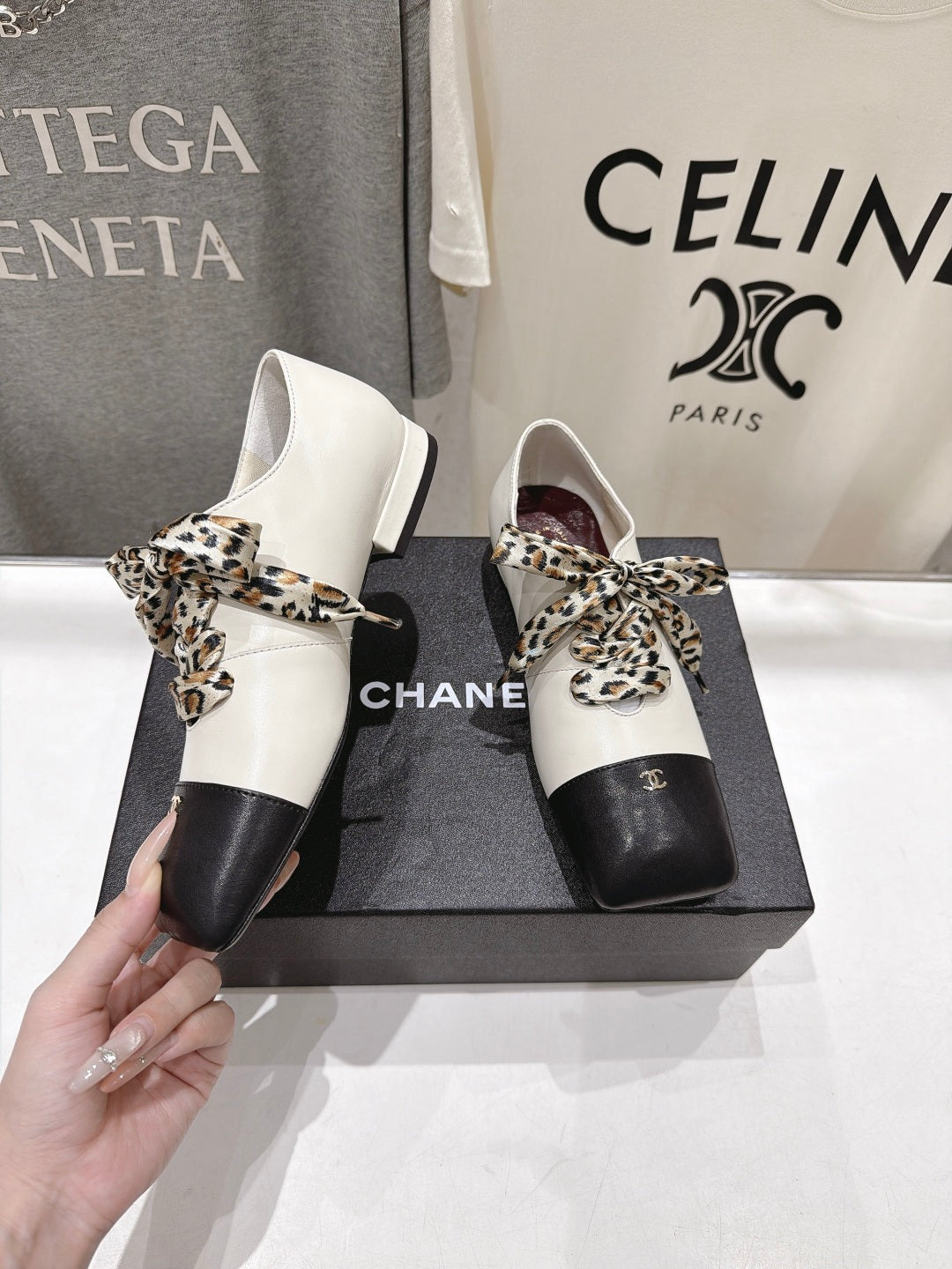 CC 26s Square-Toe Lace-Up Shoes with Leopard Print Scarf Black White Leather 946031