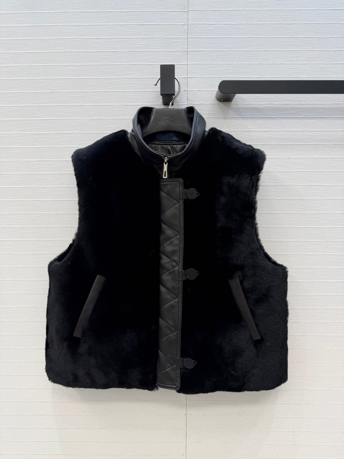 HM 26 Shearling Vest Black Leather 428601