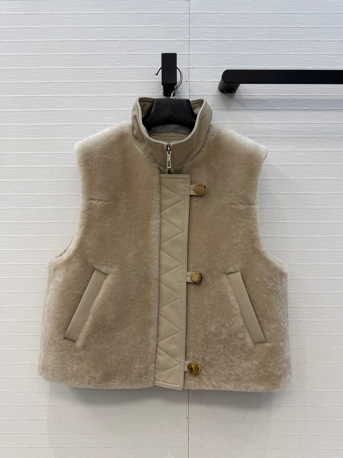 HM 26s Sleeveless Short Vest Beige Glaise Sheepskin 428595