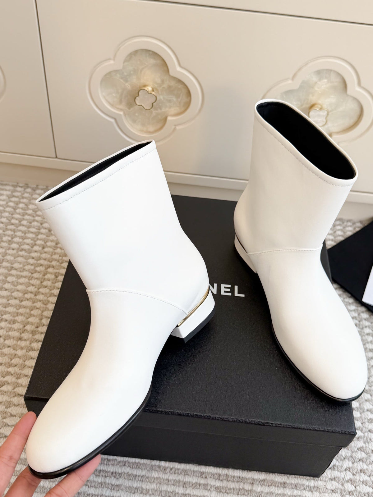 CC 26s Ankle Boots White Black Leather 122043