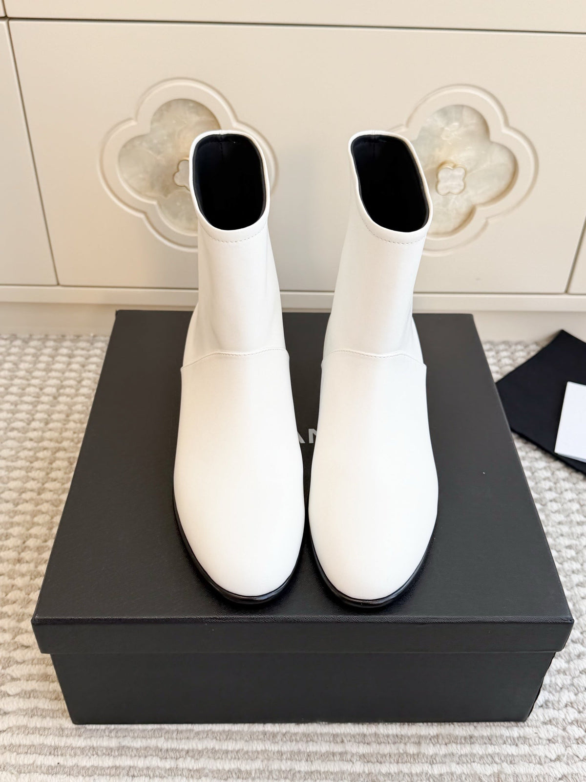 CC 26s Ankle Boots White Black Leather 122043