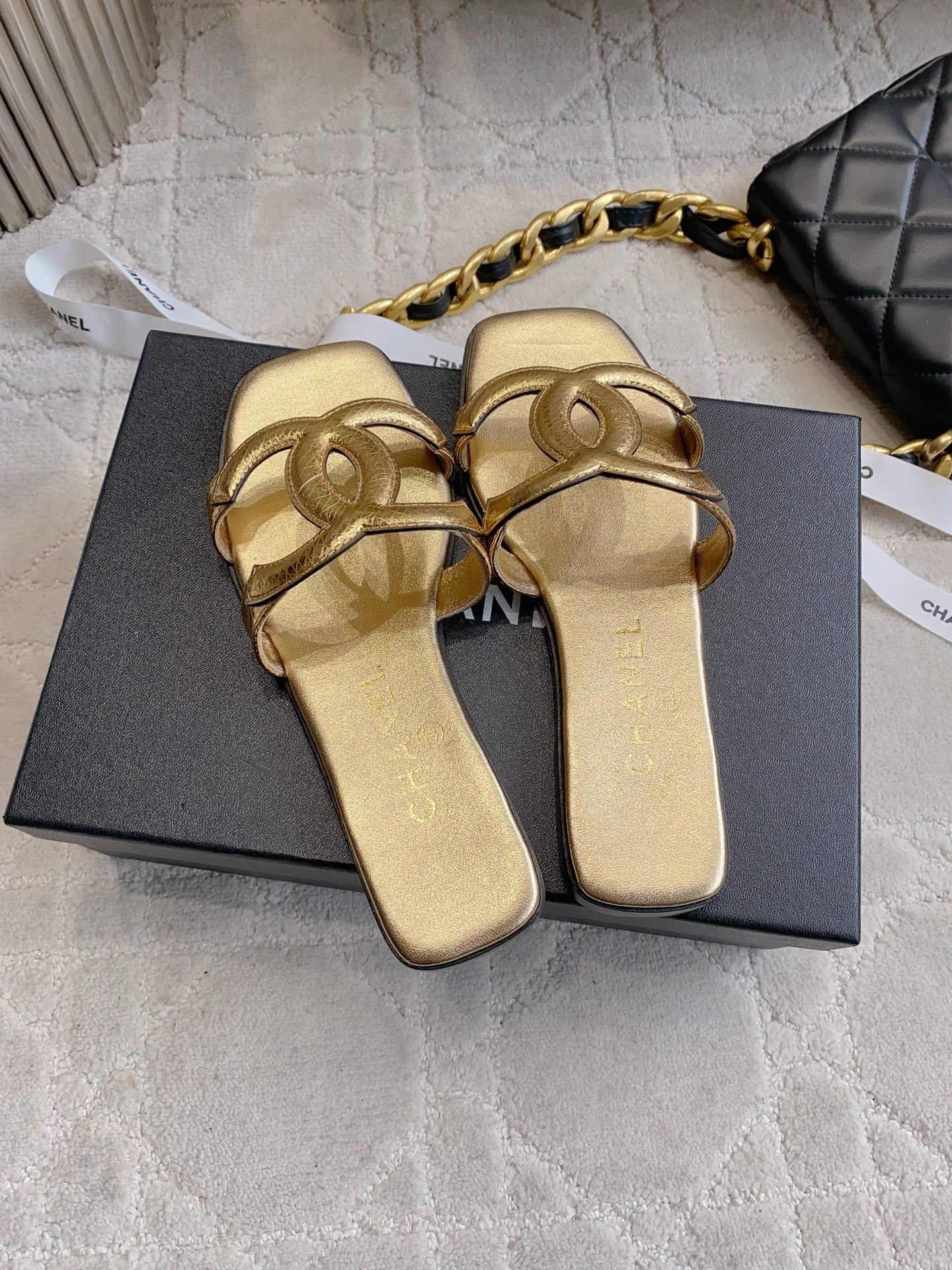 CC Logo Flat Sandals Gold Lambskin 906322
