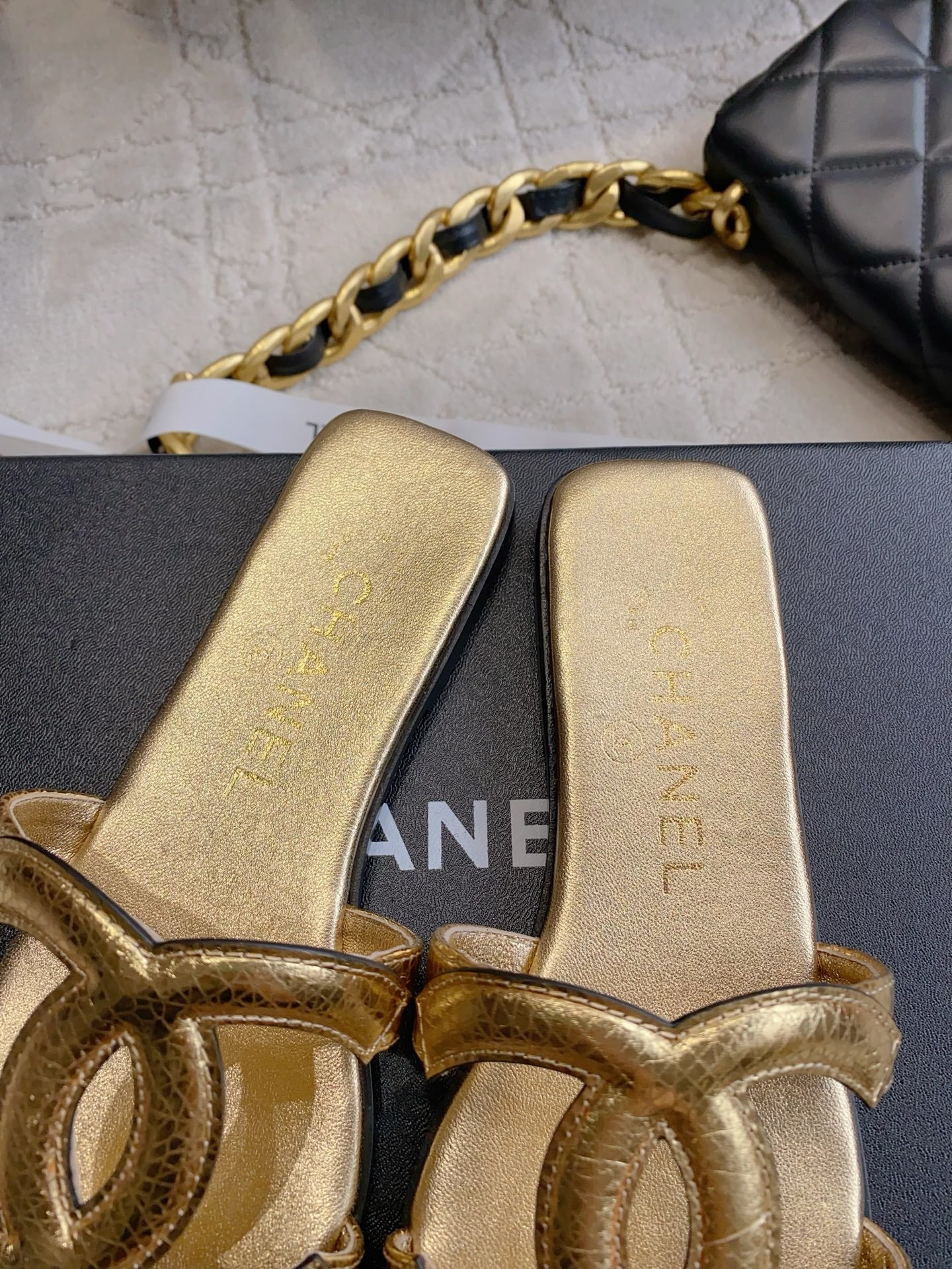 CC Logo Flat Sandals Gold Lambskin 906322