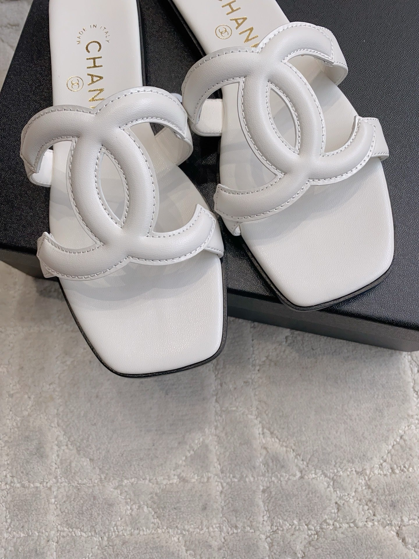 CC Logo Flat Sandals White Lambskin 906324