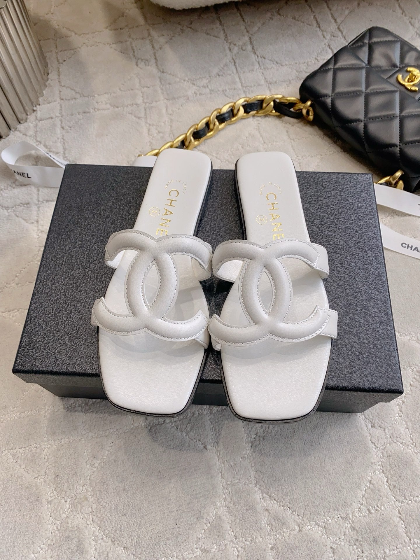CC Logo Flat Sandals White Lambskin 906324