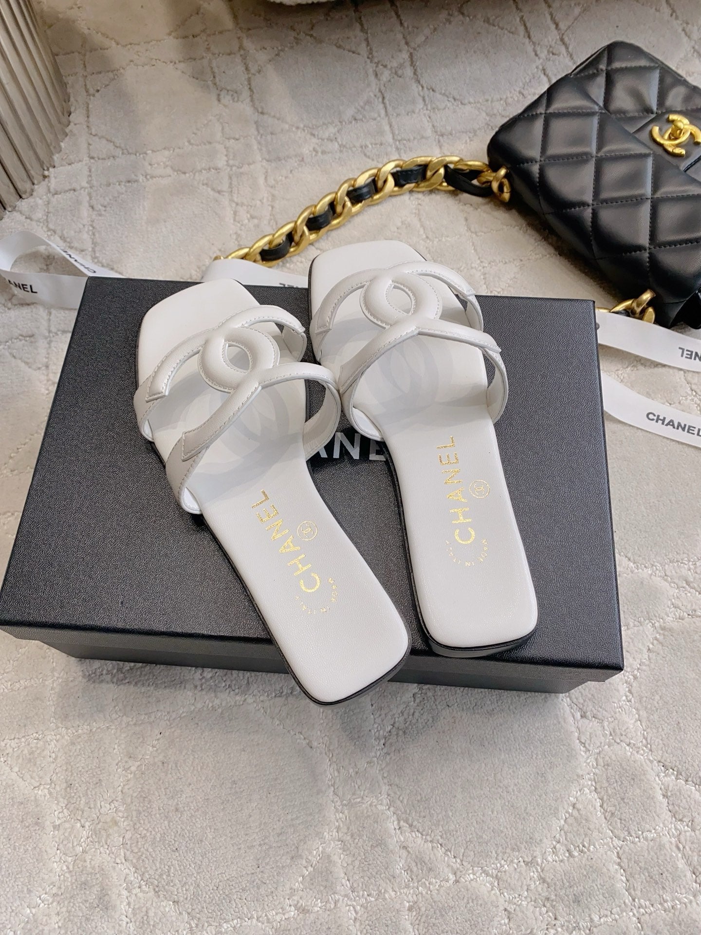 CC Logo Flat Sandals White Lambskin 906324