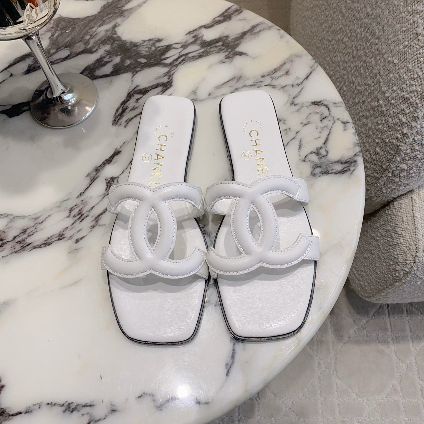CC Logo Flat Sandals White Lambskin 906324