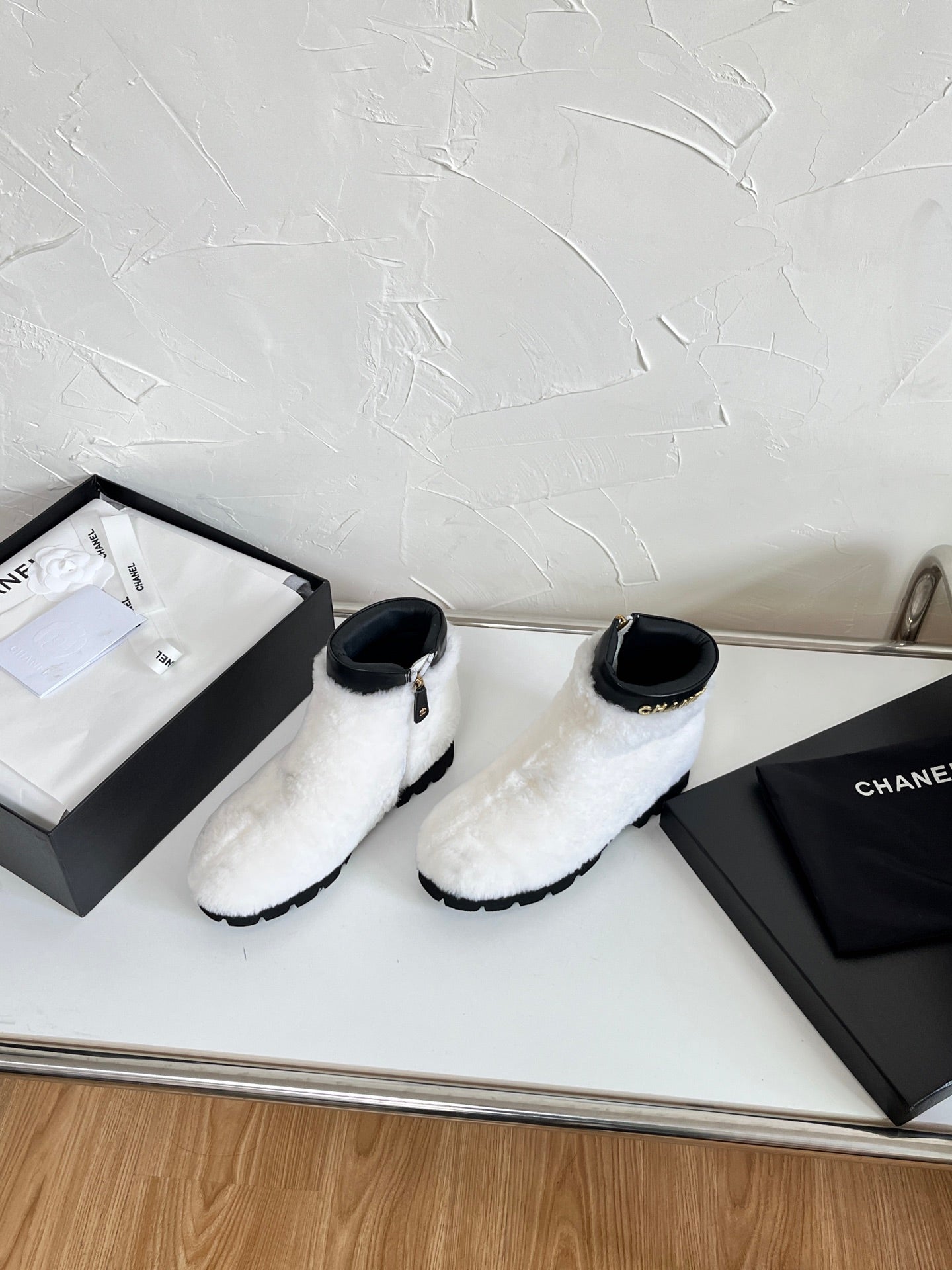 CC Interlocking CC Logo Boots White Shearling Black Leather 543112
