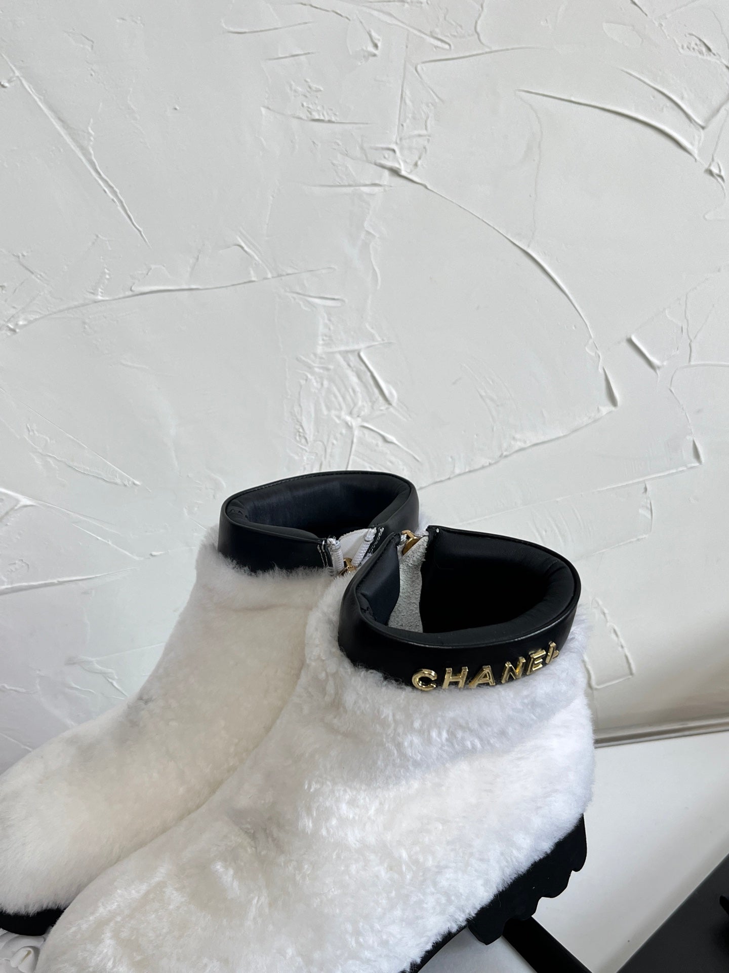 CC Interlocking CC Logo Boots White Shearling Black Leather 543112