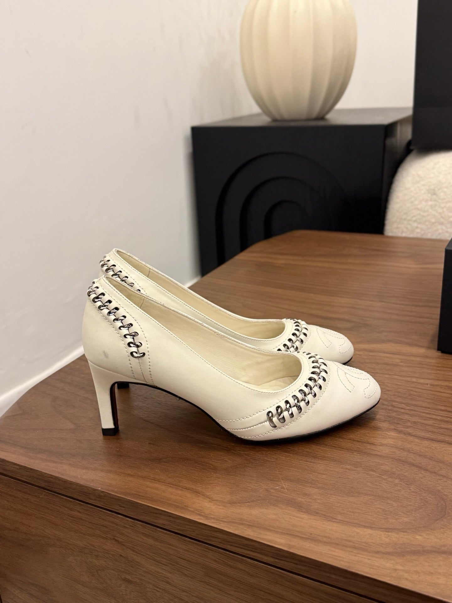 CC 2026 Pumps Braided Chain White Calfskin 676202
