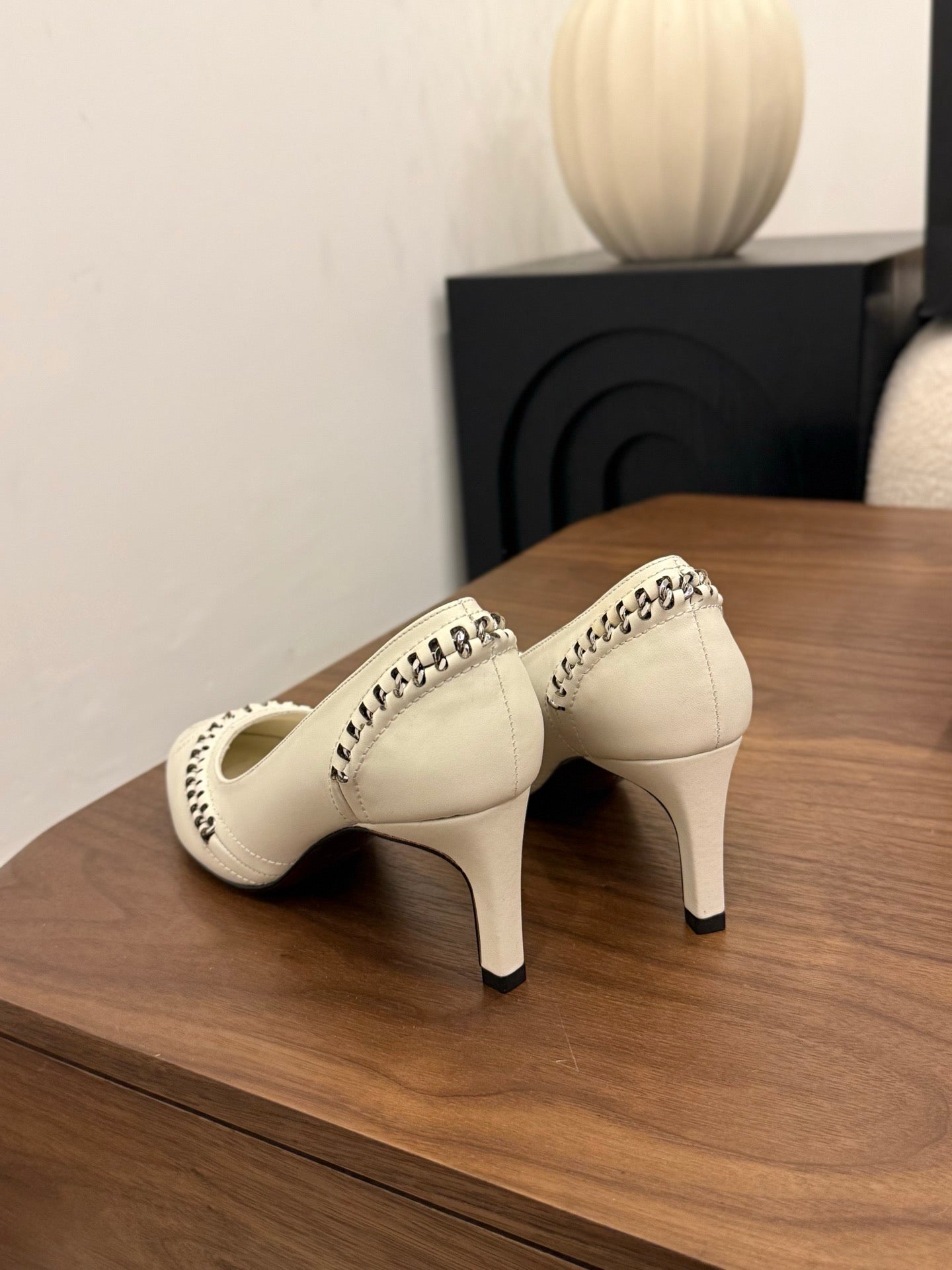 CC 2026 Pumps Braided Chain White Calfskin 676202