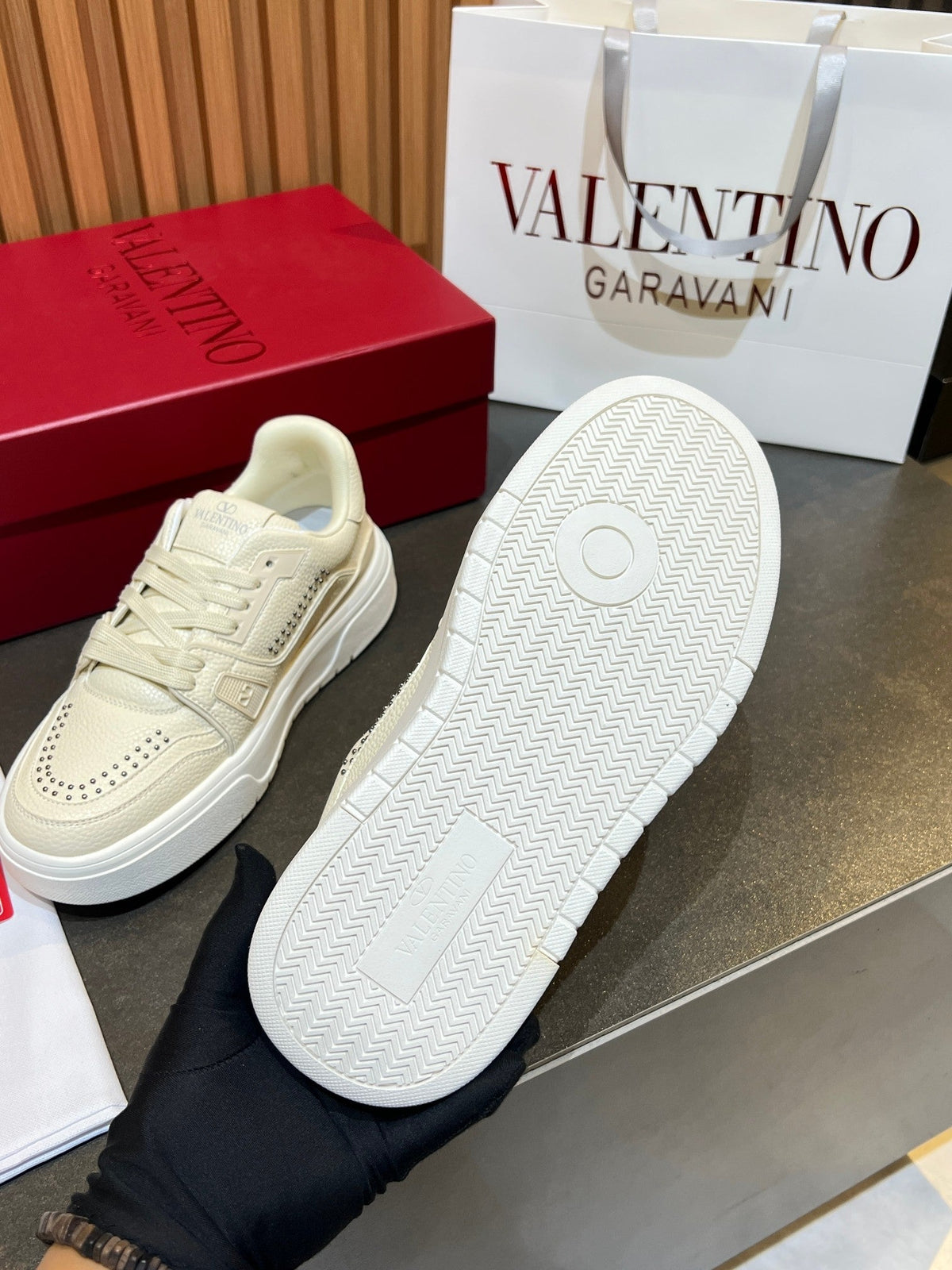 VT 26s Upvillage Trainers Off White Cream Leather Studded 105519