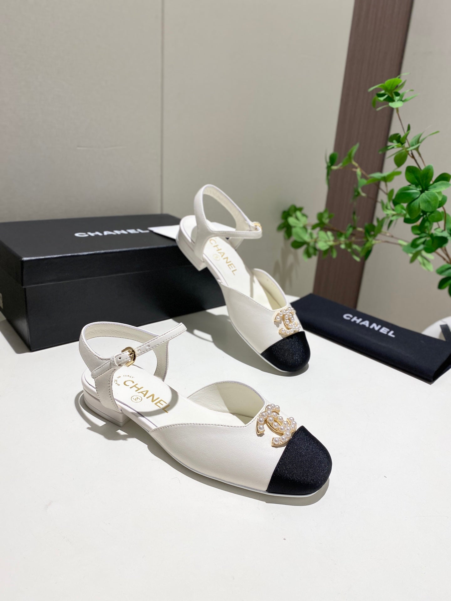 CC  25P Pearl  Buckle Mary Jane Sandals Black White Sheepskin Frabic 466989