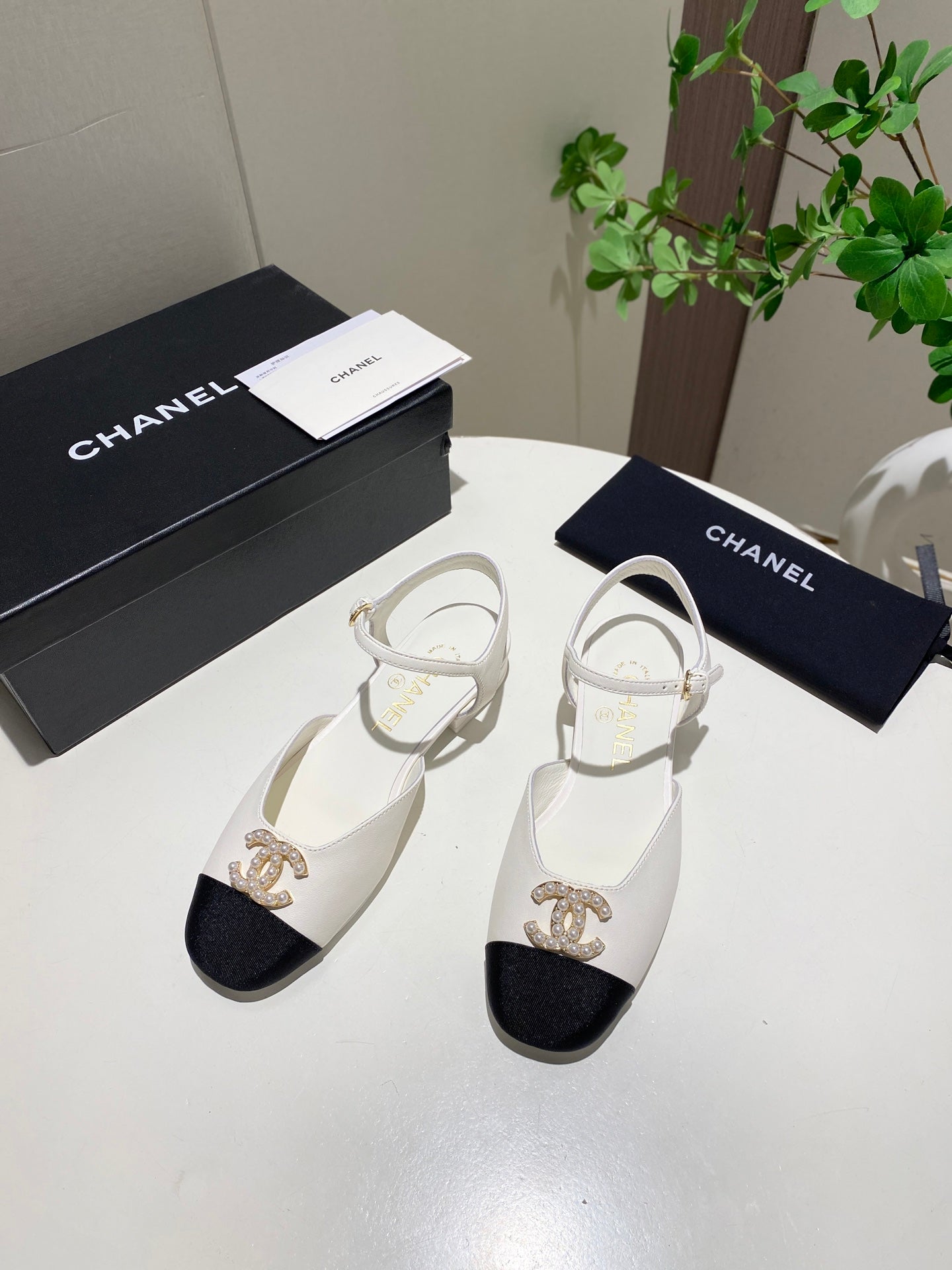 CC  25P Pearl  Buckle Mary Jane Sandals Black White Sheepskin Frabic 466989