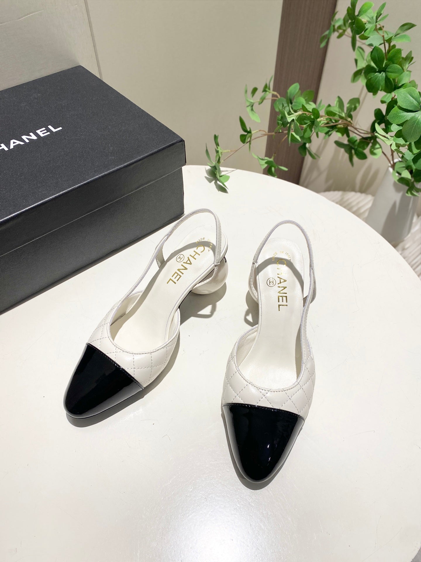 CC 26P Slingback Pearl-Shaped Heel 7cm White Black Quited Leather 767267