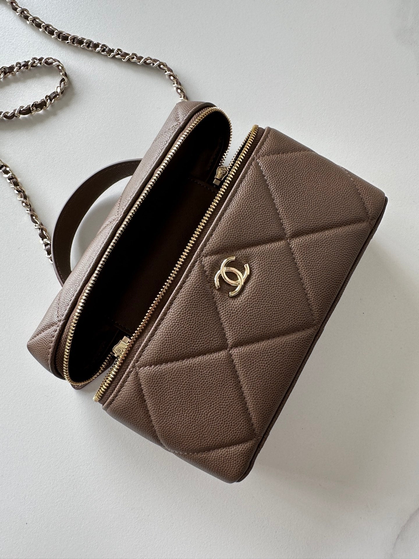 CC 25C Vanity Case Coffee Caviar Leather 289550