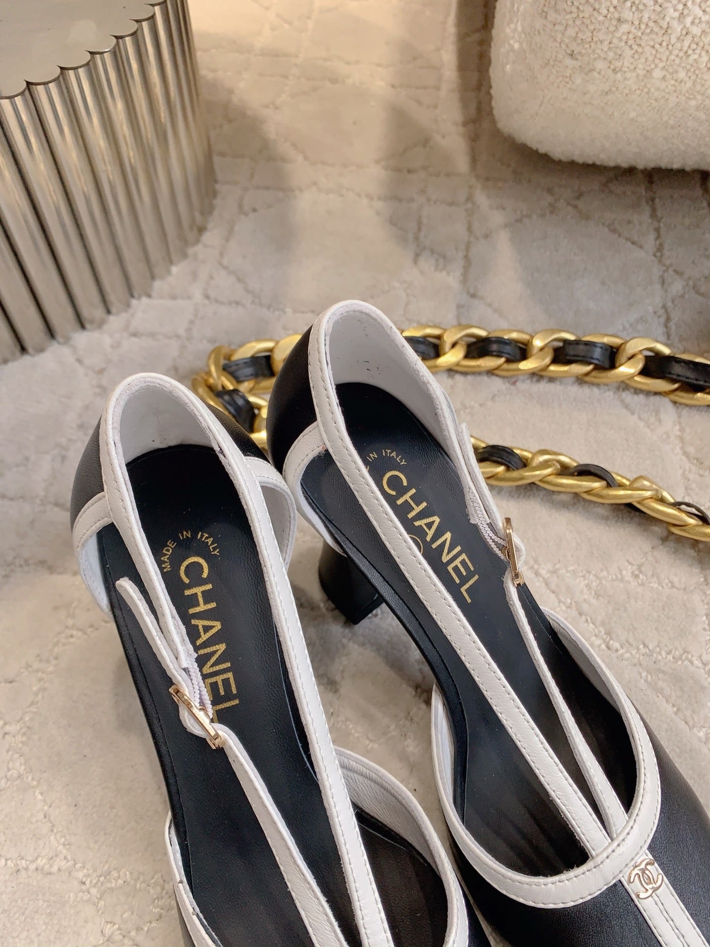 CC 2026s Two-Tone Slingback 8.5cm Black White Patent Leather 723686
