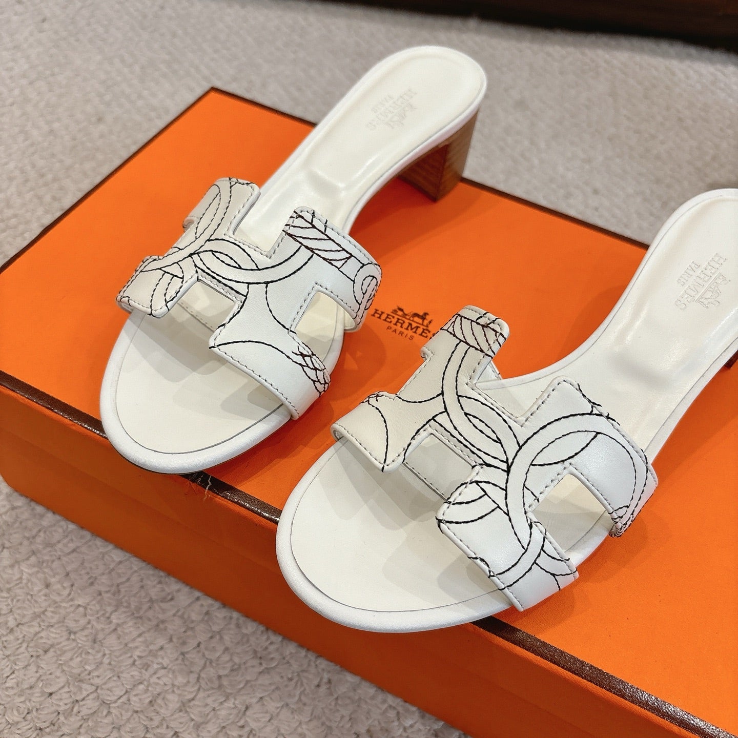 HM Oasis Sandals White Embroidery Pattern Cowhide 544097