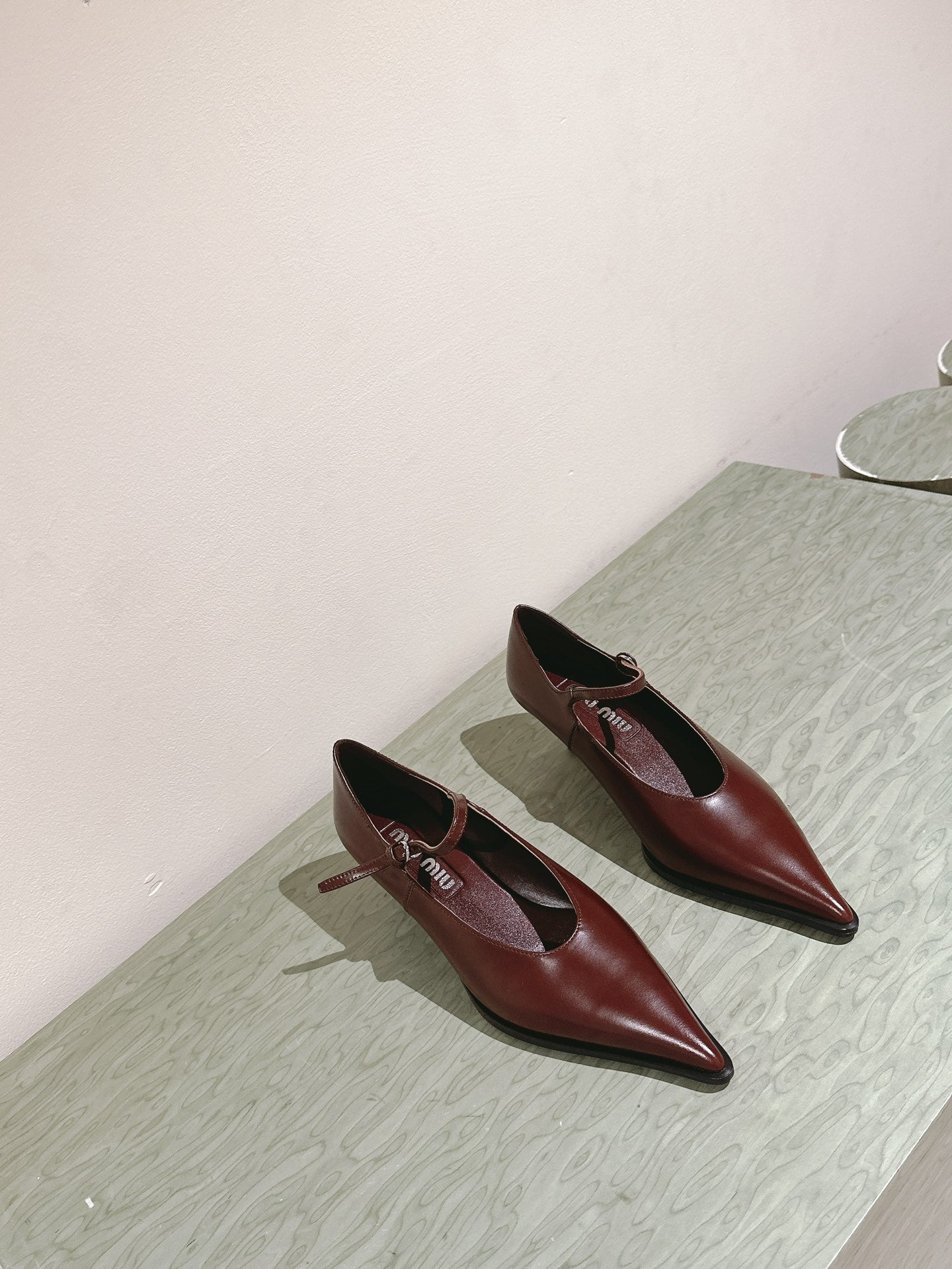 Miu×𝐵𝑎𝑙𝑎𝑛𝑐 Singback 55mm Chocolate Cowhide 445531