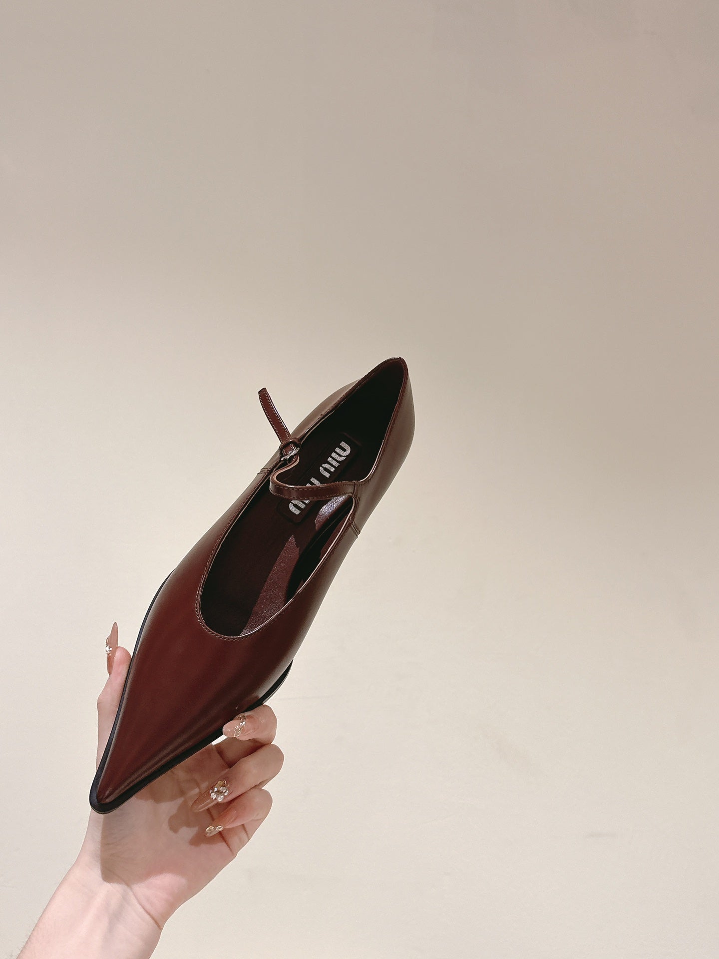 Miu×𝐵𝑎𝑙𝑎𝑛𝑐 Singback 55mm Chocolate Cowhide 445531