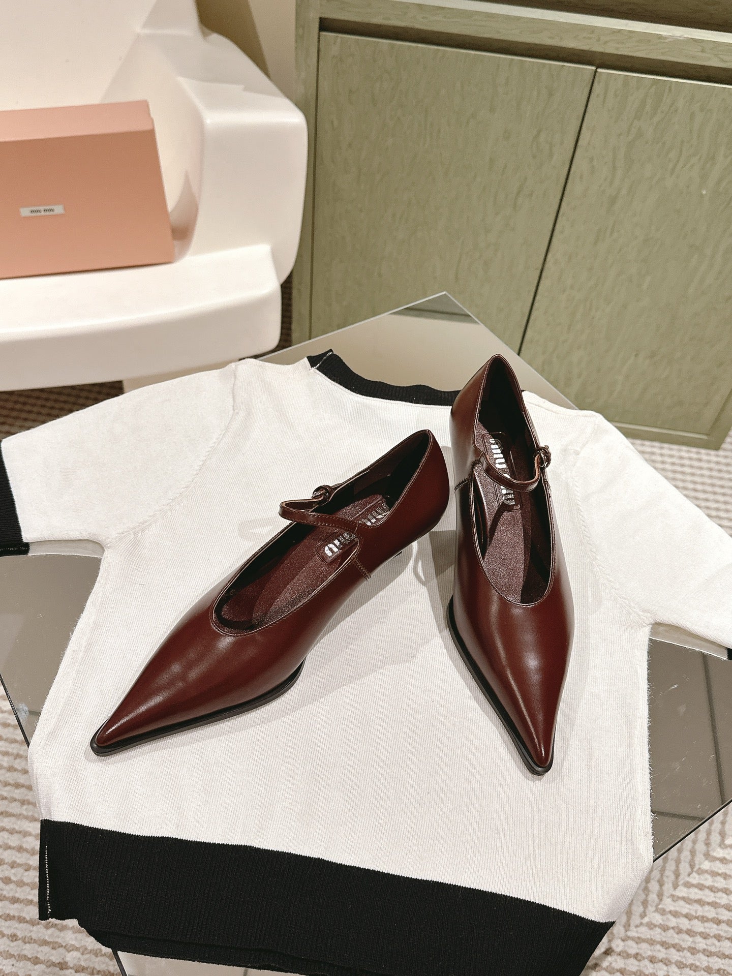 Miu×𝐵𝑎𝑙𝑎𝑛𝑐 Singback 55mm Chocolate Cowhide 445531