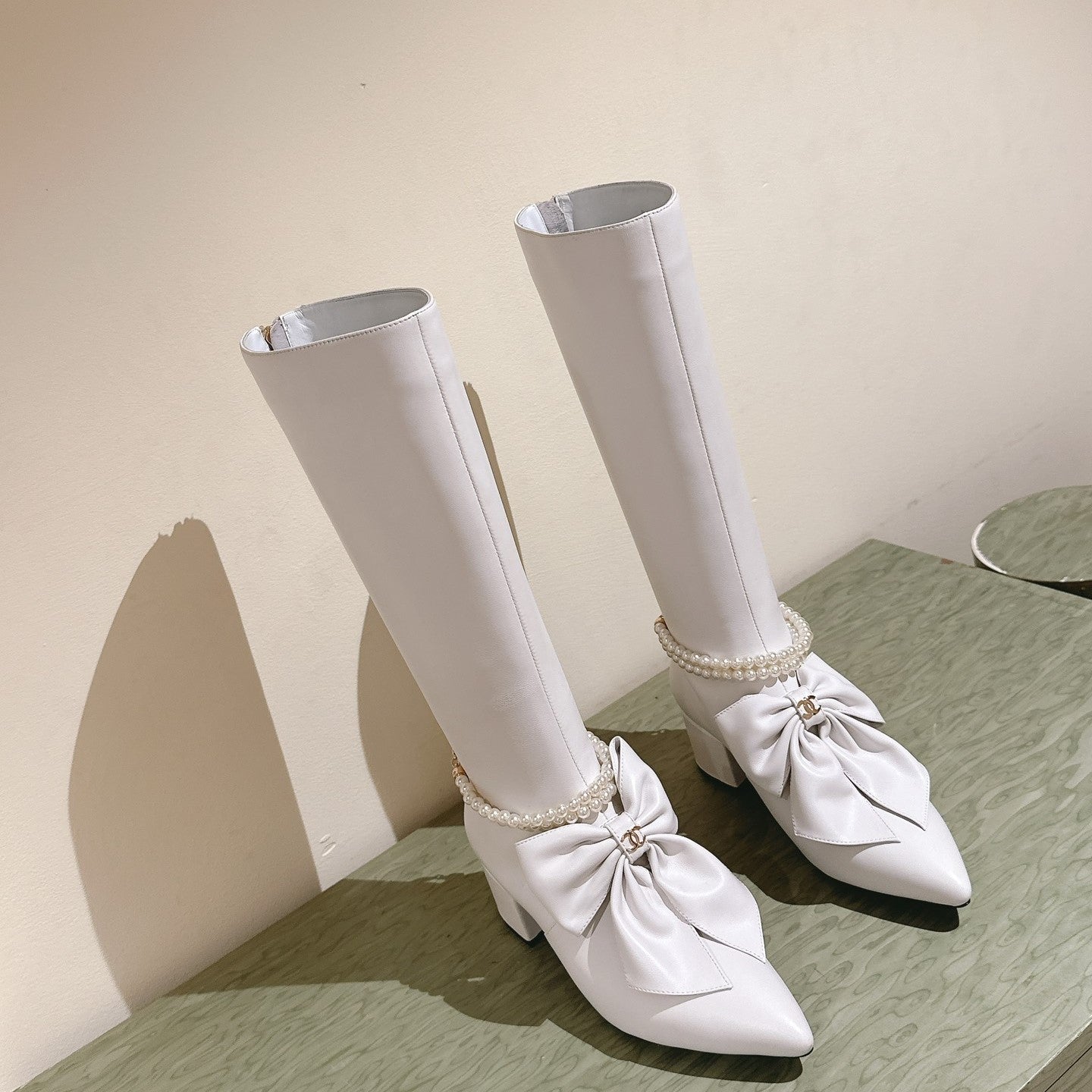 CC 24A  Pearl Bow Knee-High Boots 65mm White Sheepskin 447464