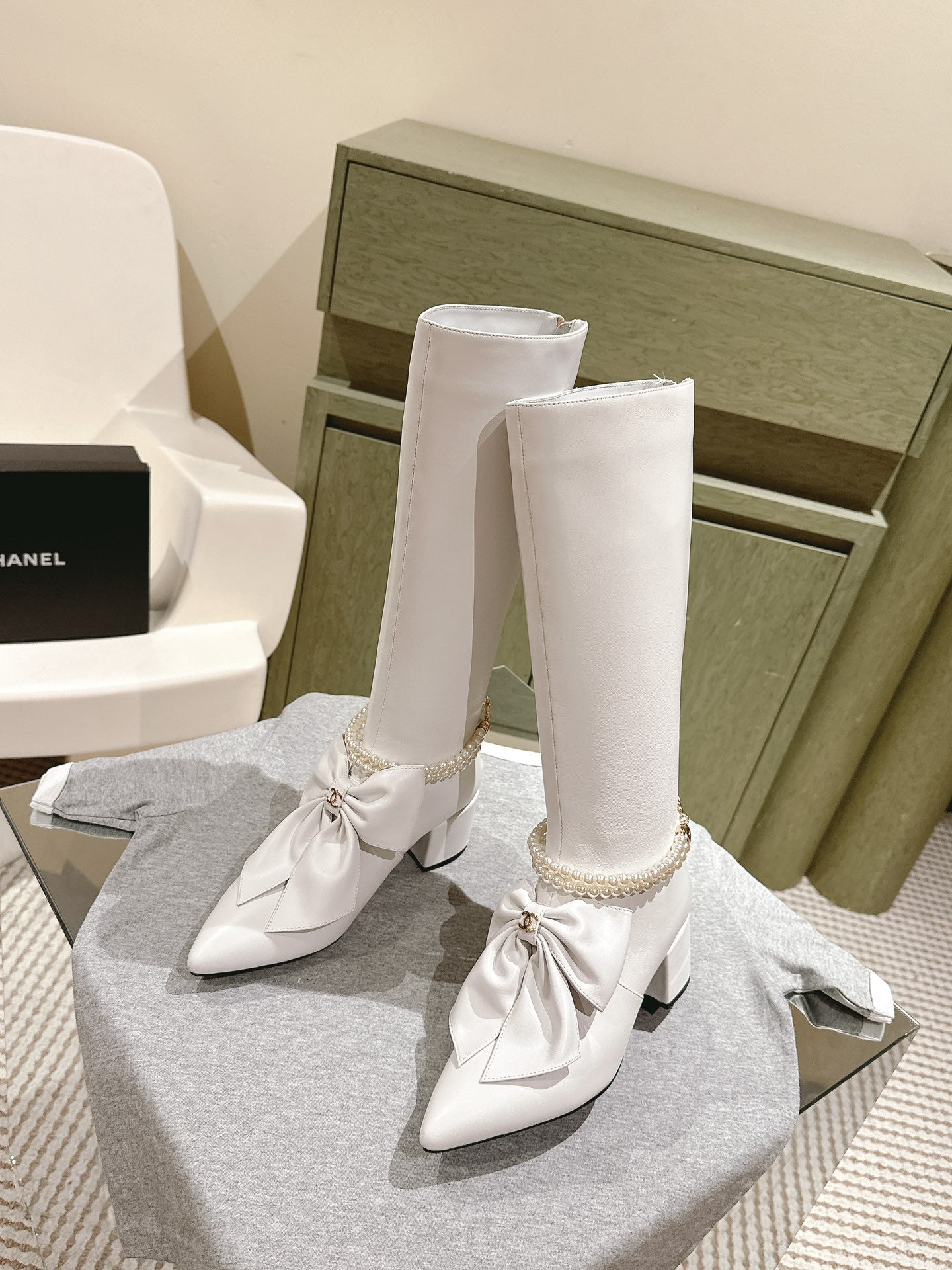 CC 24A  Pearl Bow Knee-High Boots 65mm White Sheepskin 447464