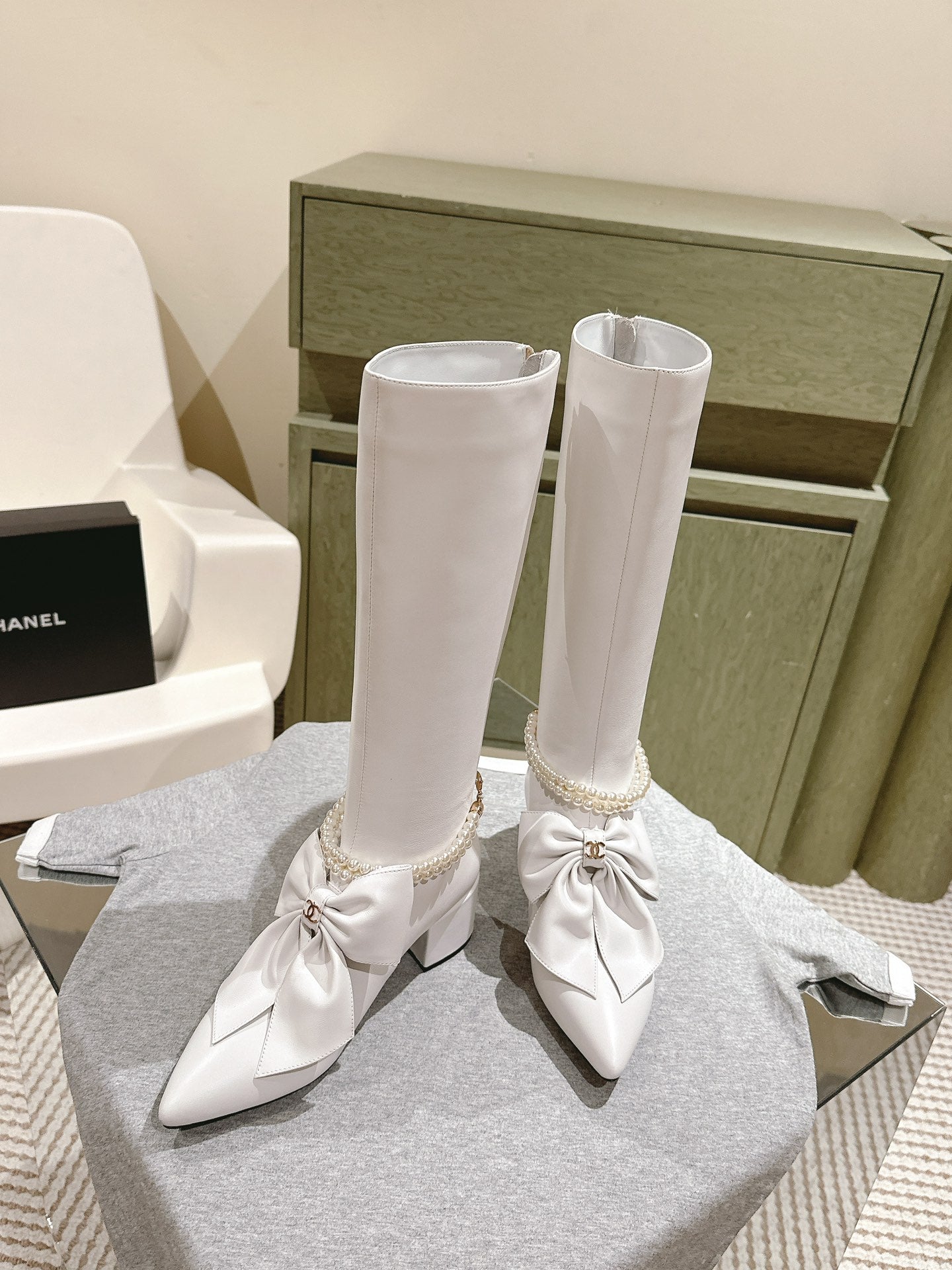 CC 24A  Pearl Bow Knee-High Boots 65mm White Sheepskin 447464
