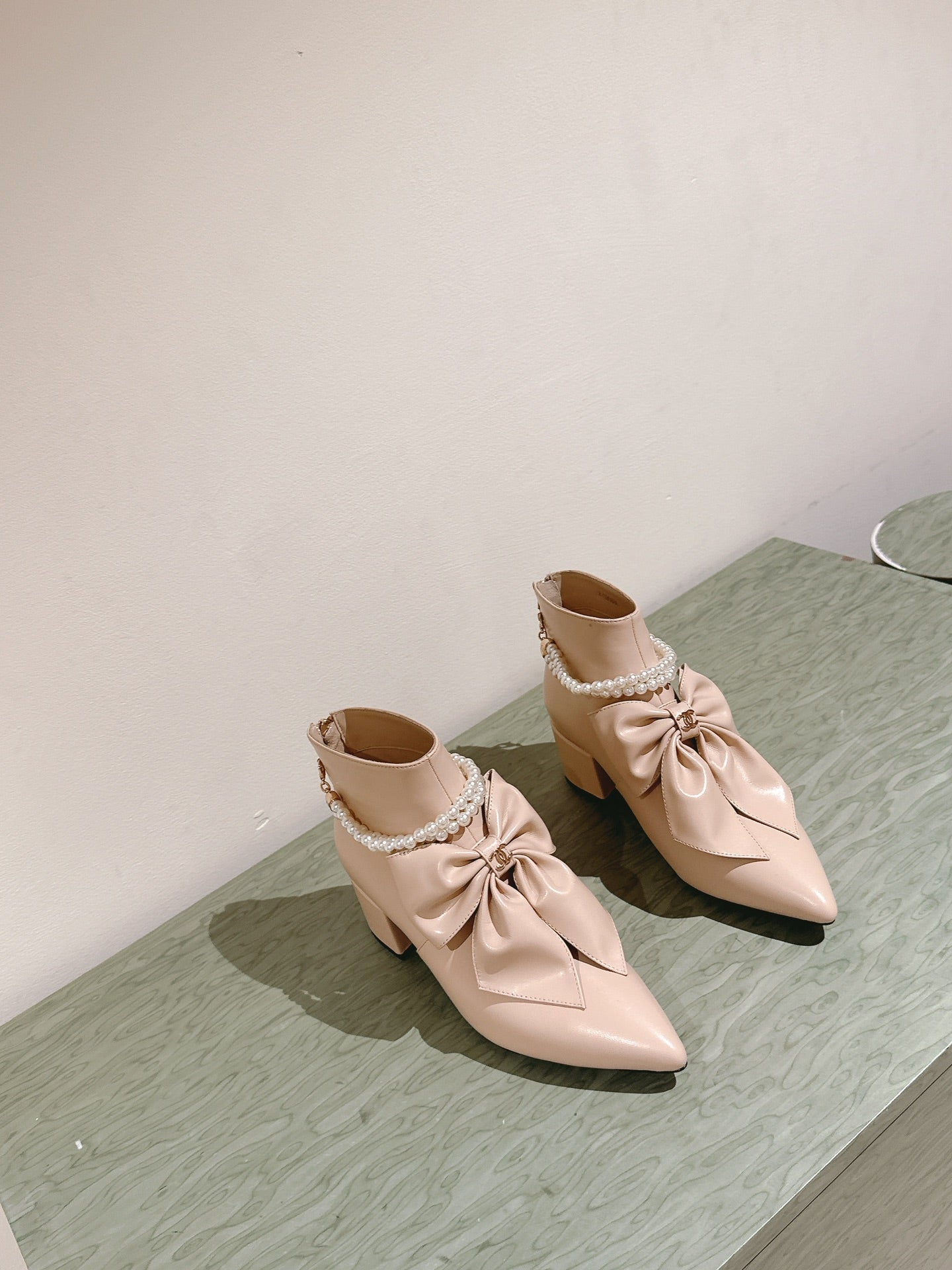 CC 24A Pearl Bow Ankle Boots 65mm Beige Sheepskin 447469