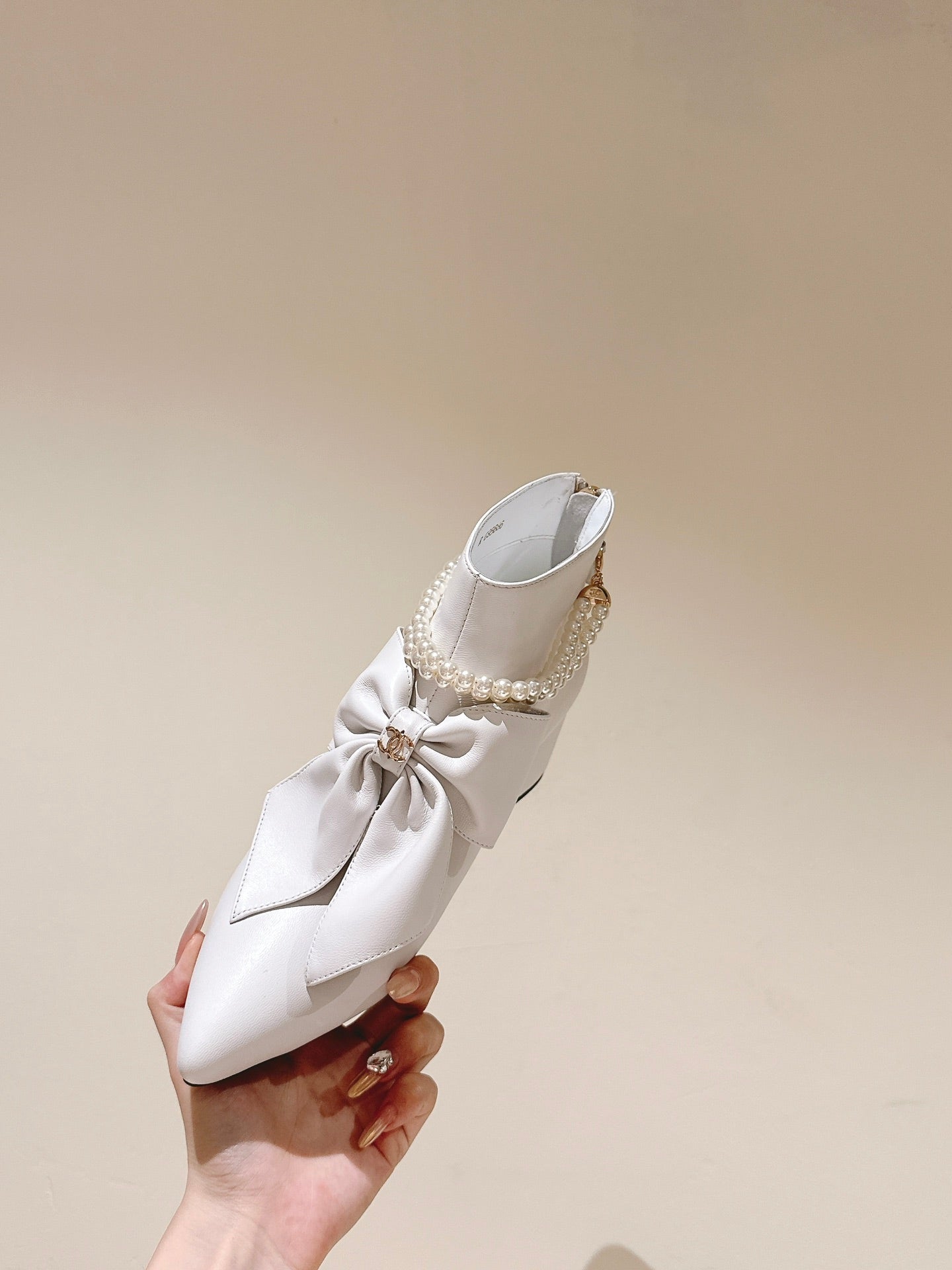 CC 24A Pearl Bow Ankle Boots 65mm White Sheepskin 447470