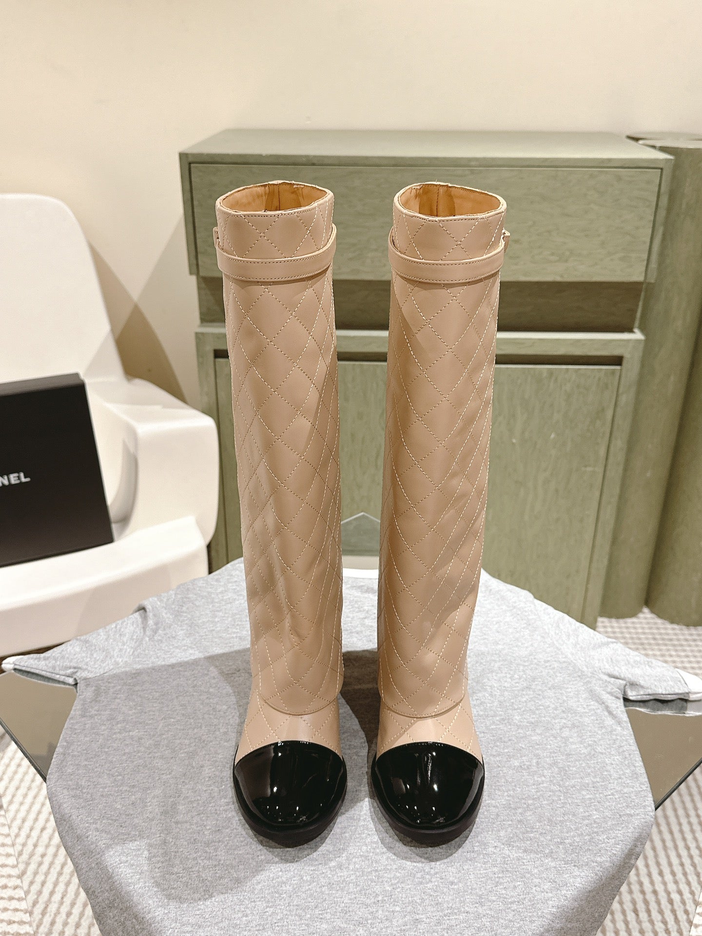 CC 24ss  Fold-Over High Boots 40mm Beige Quilted Sheepskin 447475