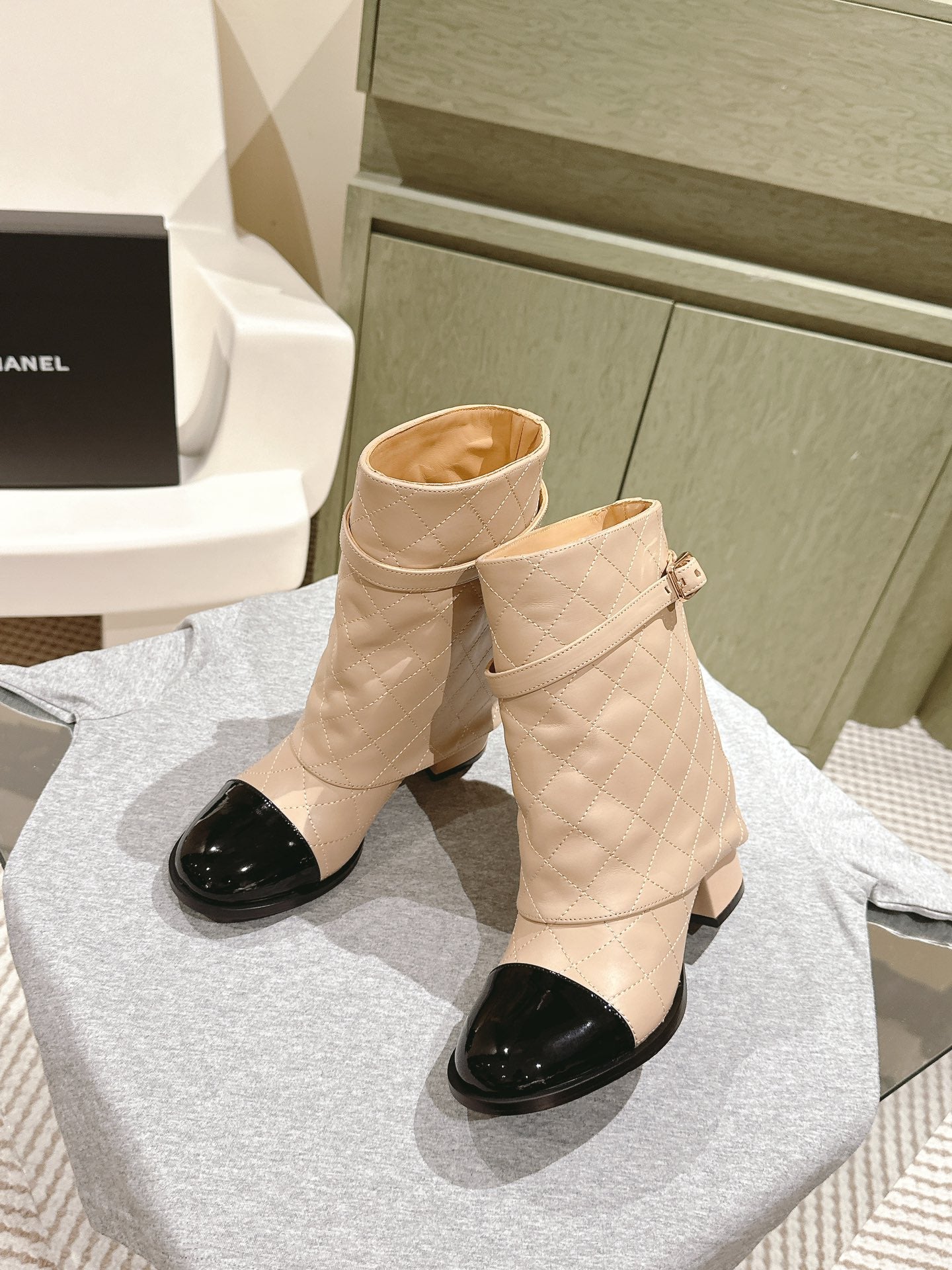 CC 24ss  Fold-Over Low Boots 40mm Beige Quilted Sheepskin 447477