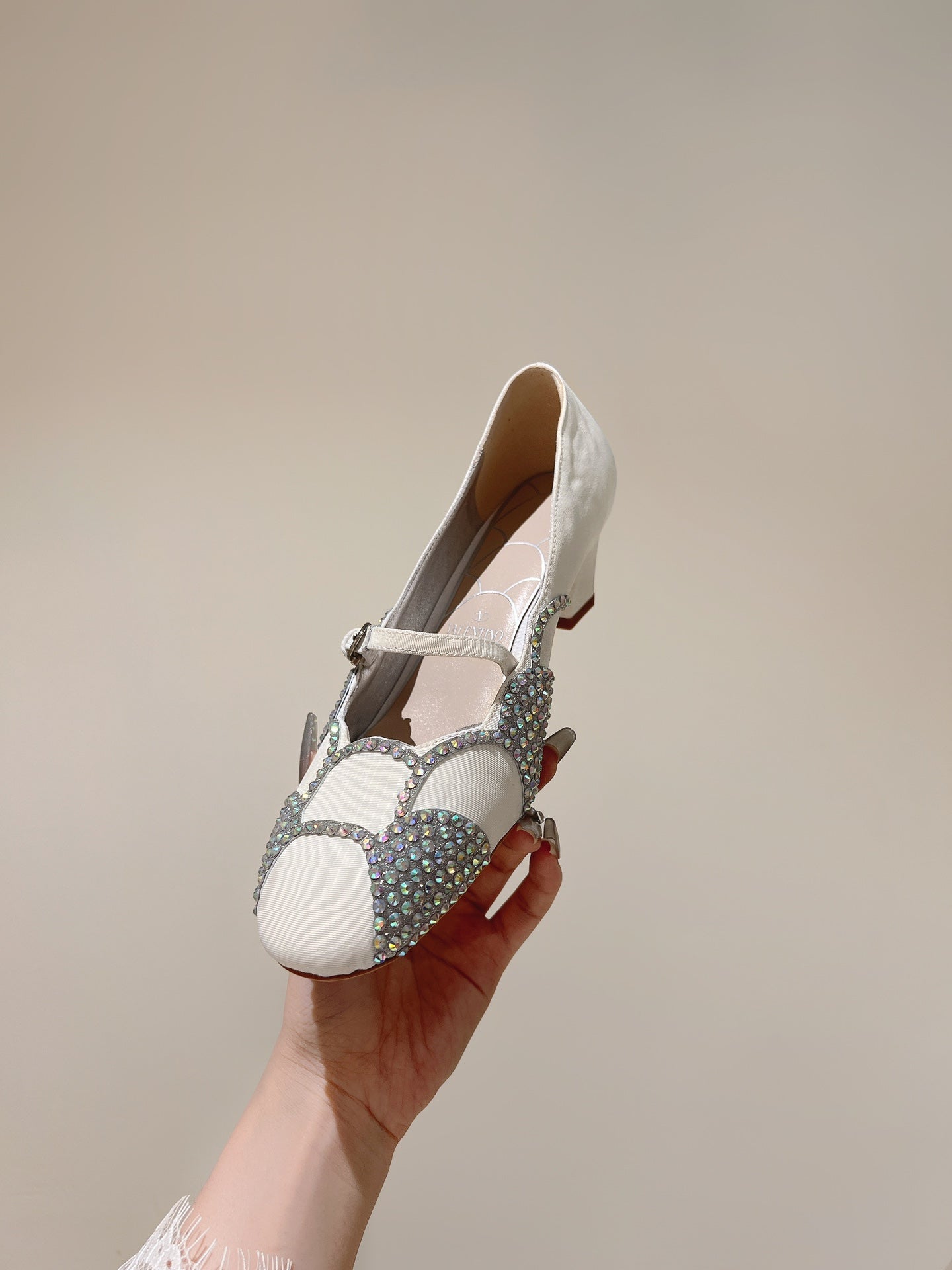 VT Bowow Embellished Pumps 45mm White Fabric 659203