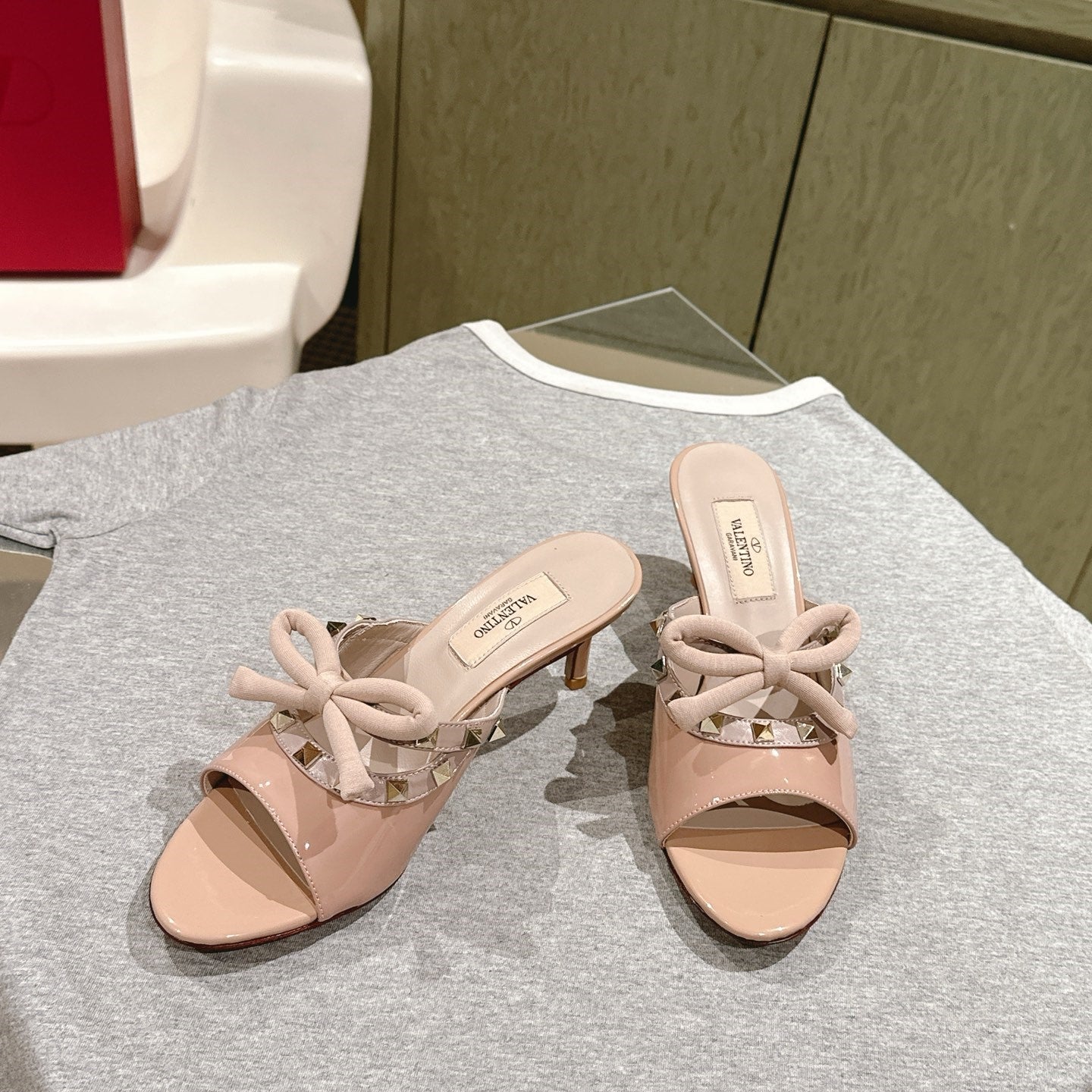 VT Rockstud Sandals 6cm Beige Patent Leather 659206