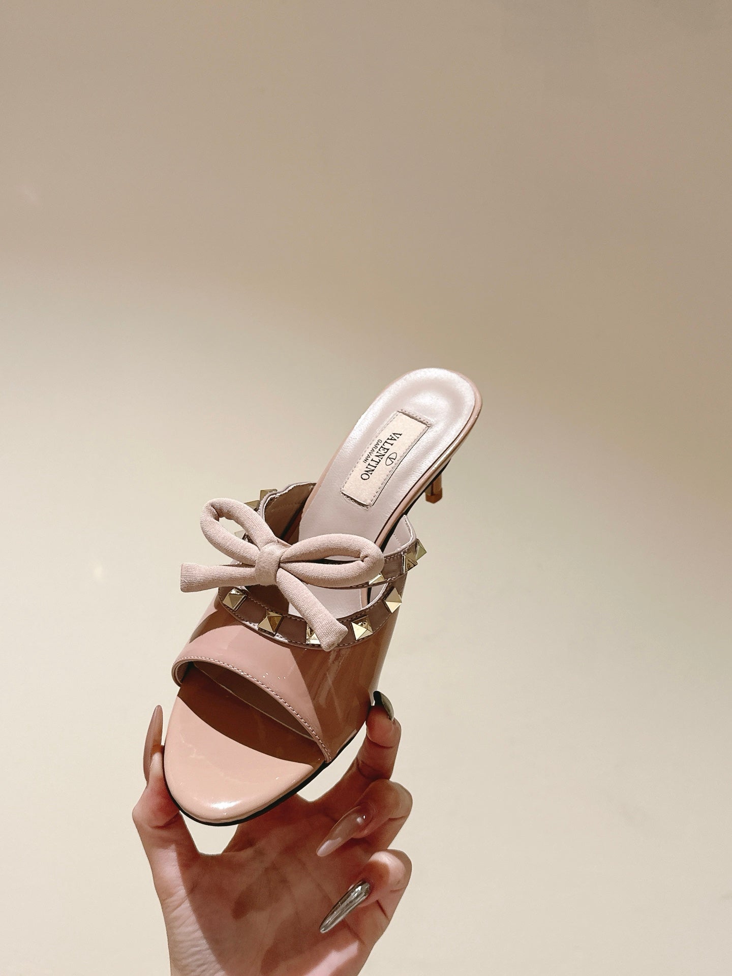 VT Rockstud Sandals 6cm Beige Patent Leather 659206