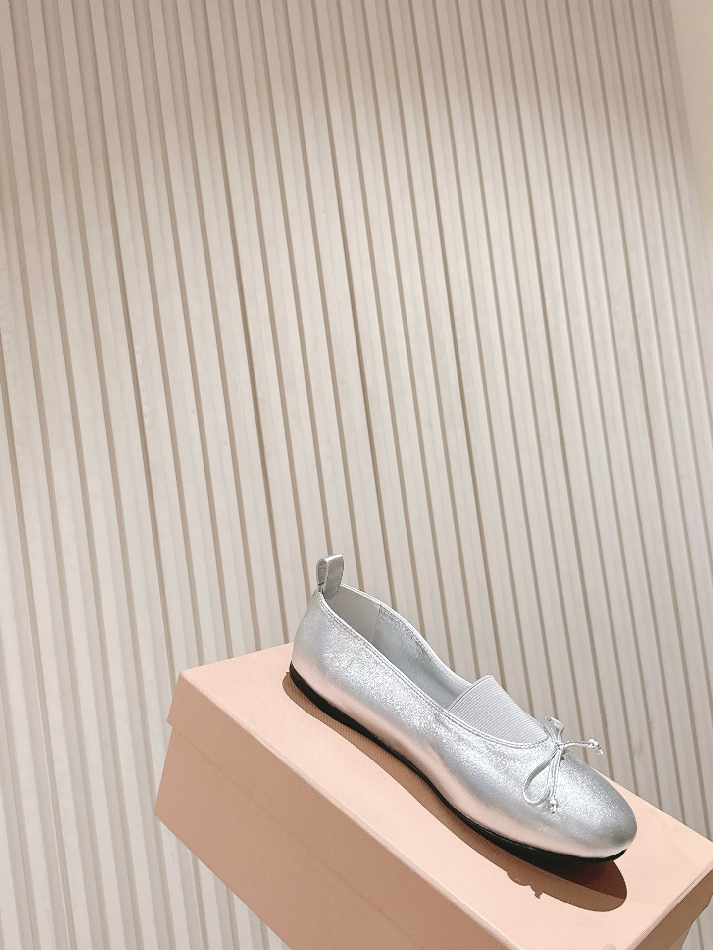 Miu Élan Bow-Detail Ballet Flat Sliver Metallic Leather 445803