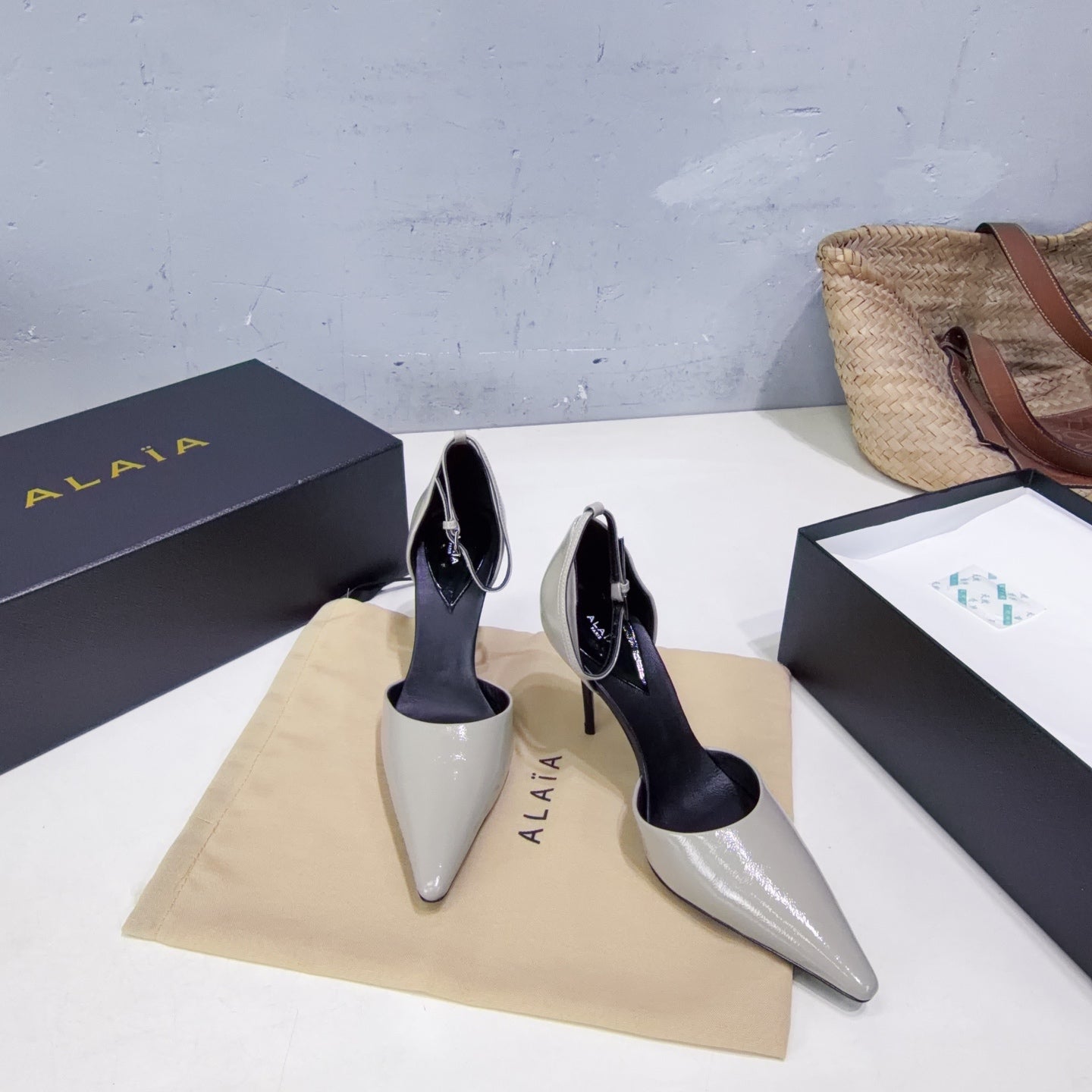 Alaia Drop Pumps 10cm Grey Glossy Leather 674293