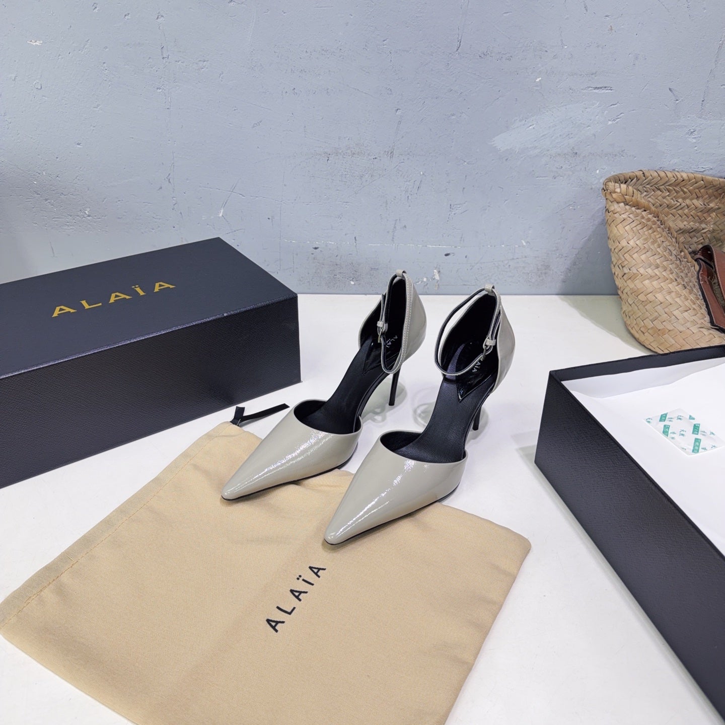 Alaia Drop Pumps 10cm Grey Glossy Leather 674293