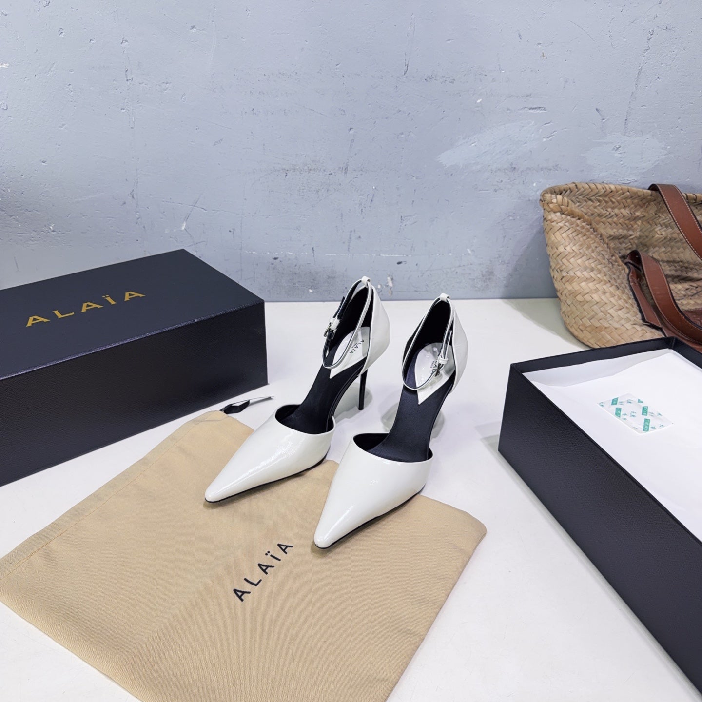 Alaia Drop Pumps 10cm White Glossy Leather 674294
