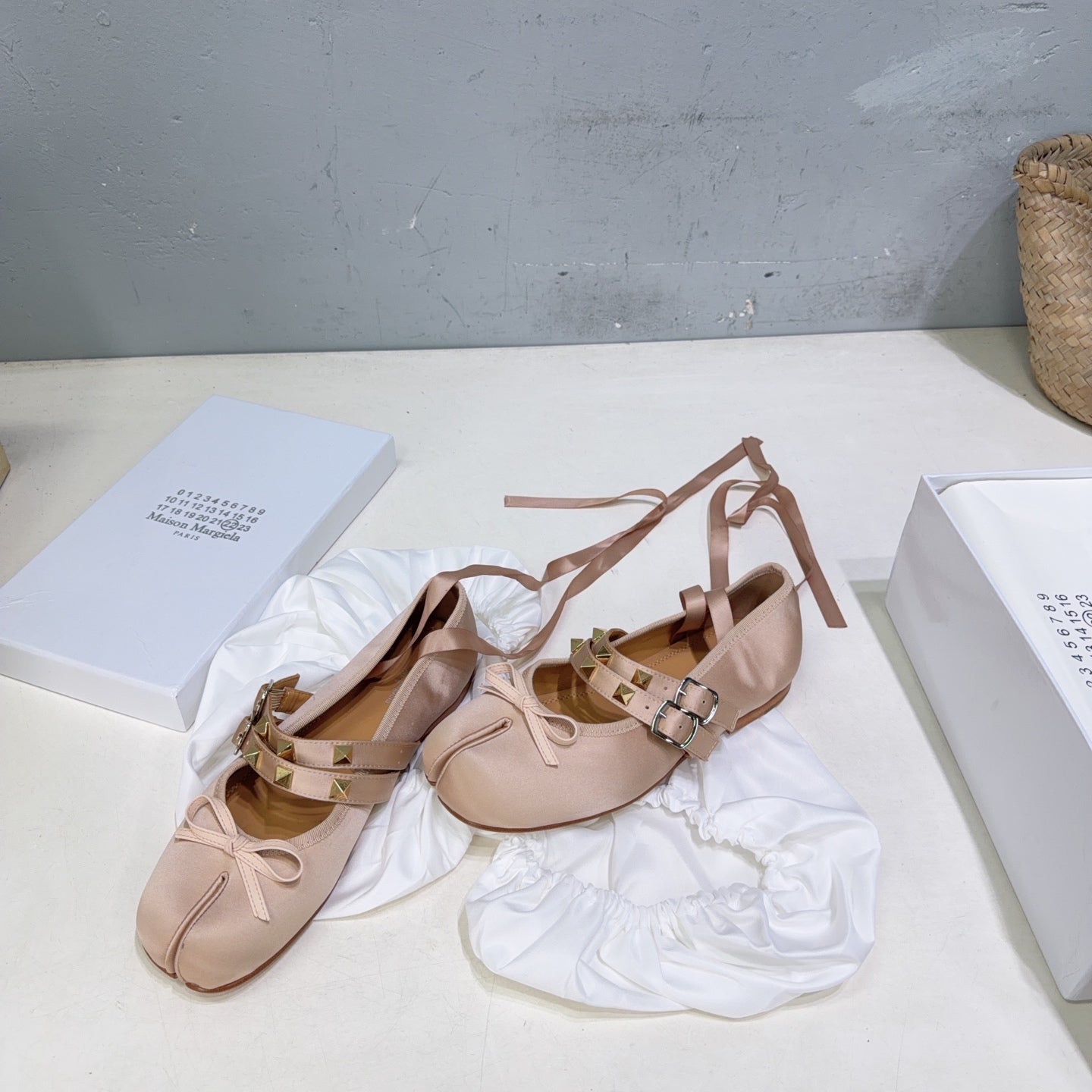 MM6 Strappy Split-Toe Ballerina Beige Satin 893692
