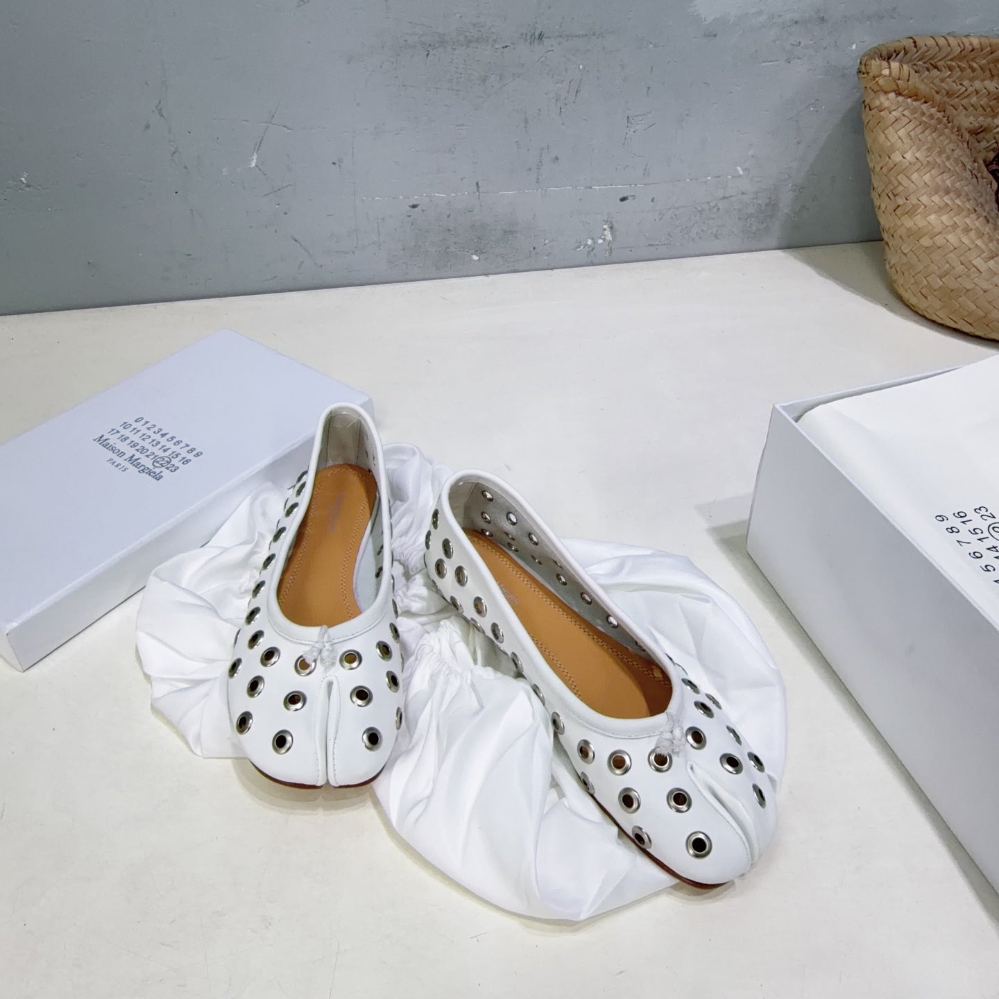 MM6 Bellissima Ballerina Eyelet Details White Cowhide 893696