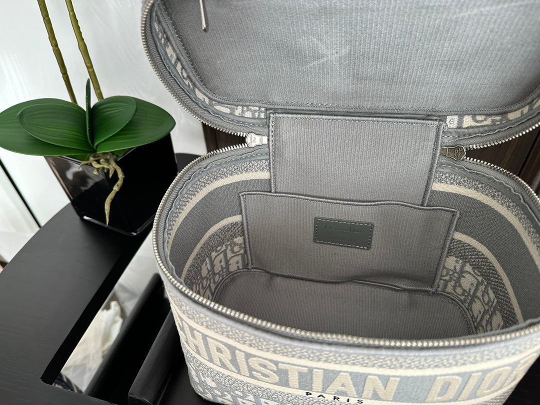 diortravel vanity 25 grey oblique embroidery