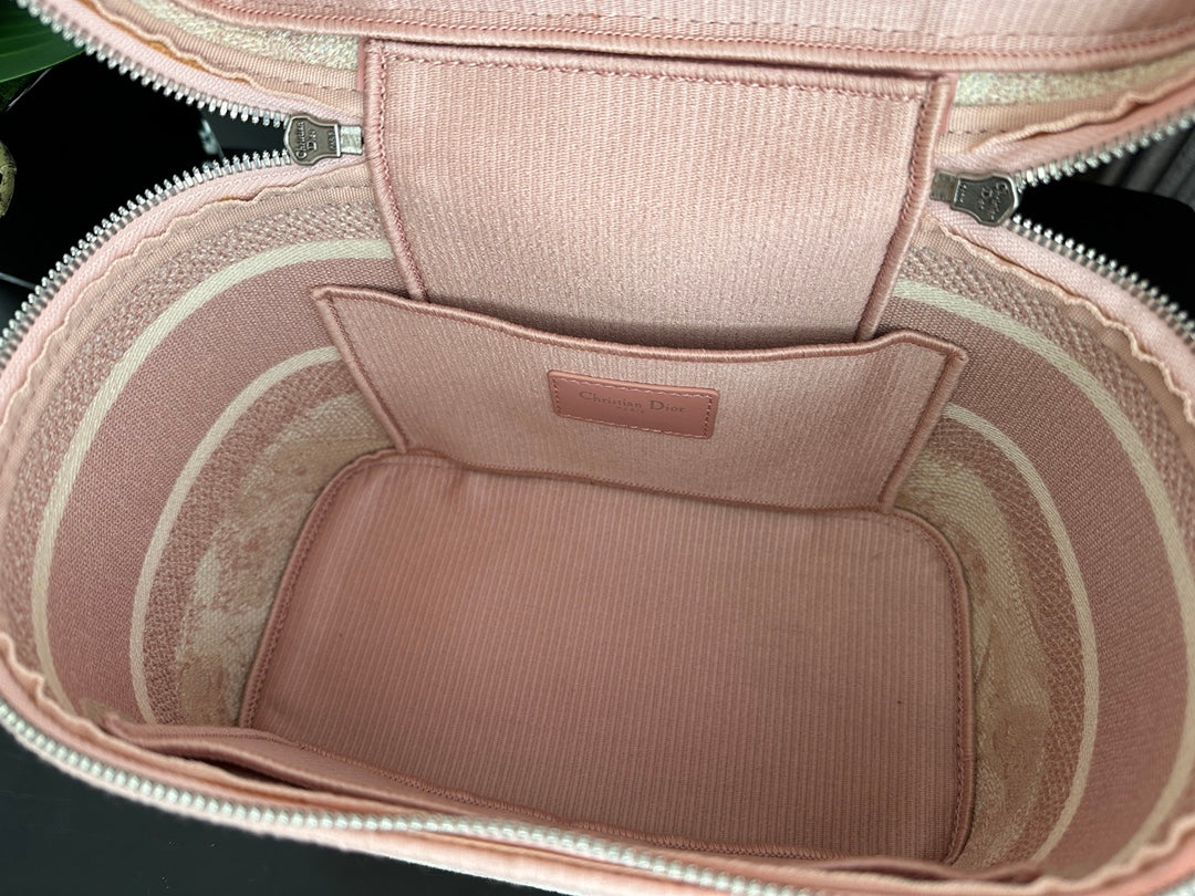 diortravel vanity 25 pink embroidery