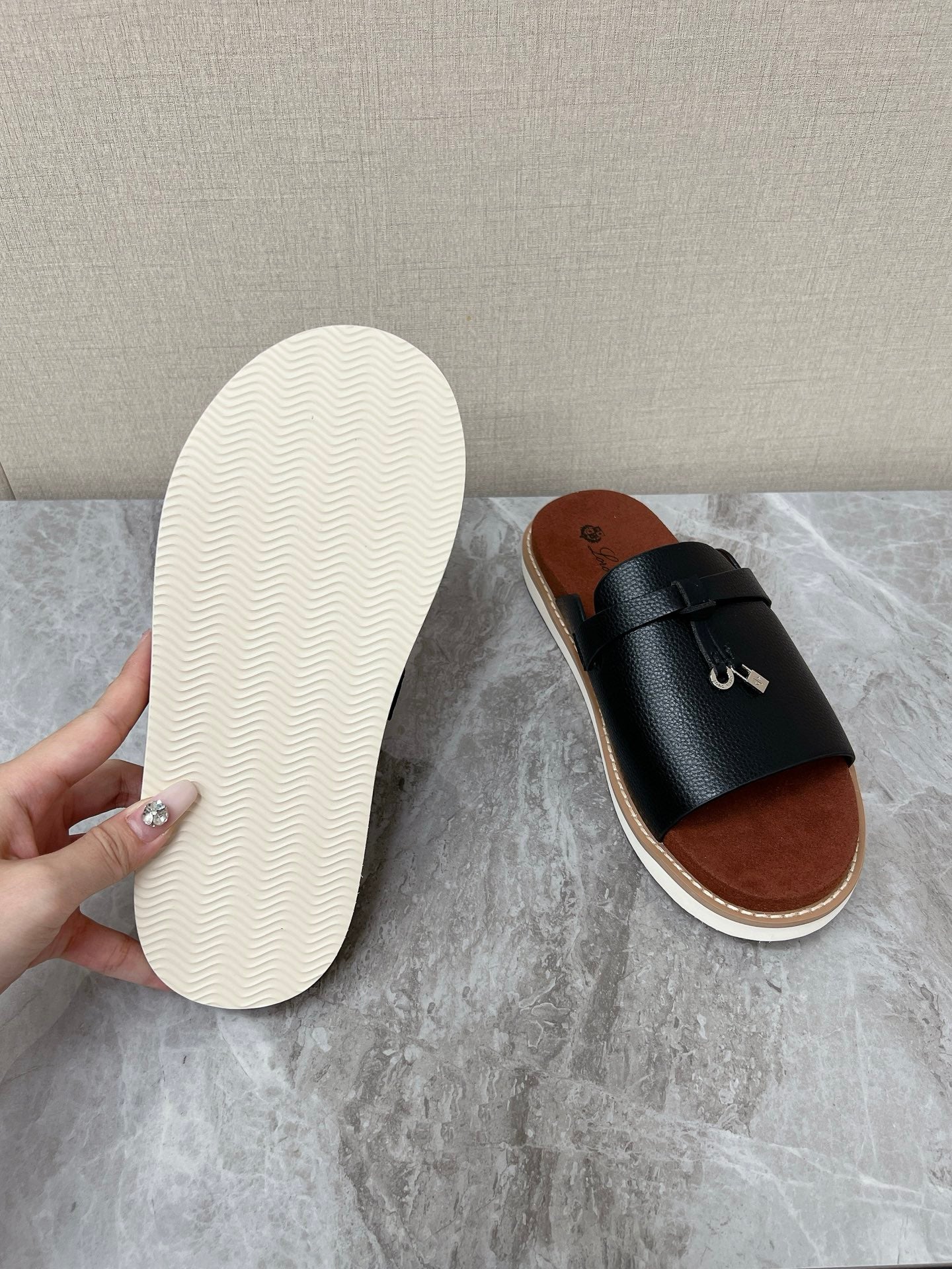 LP 26s Men’s Lock Mule Slides In Black Grained Calfskin Silver Hardware