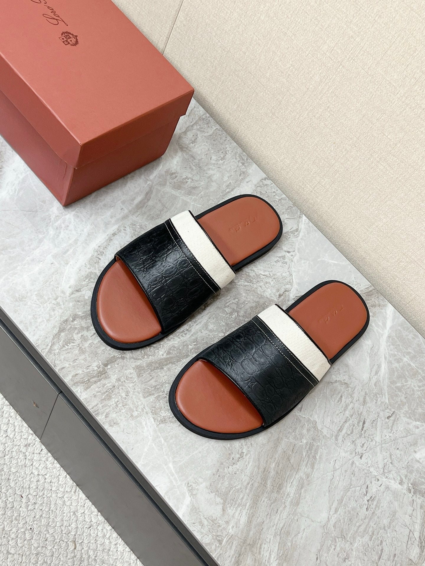 LP 26s Men’s Slides Sandal In Black Grained Calfskin And Ivory White Canvas